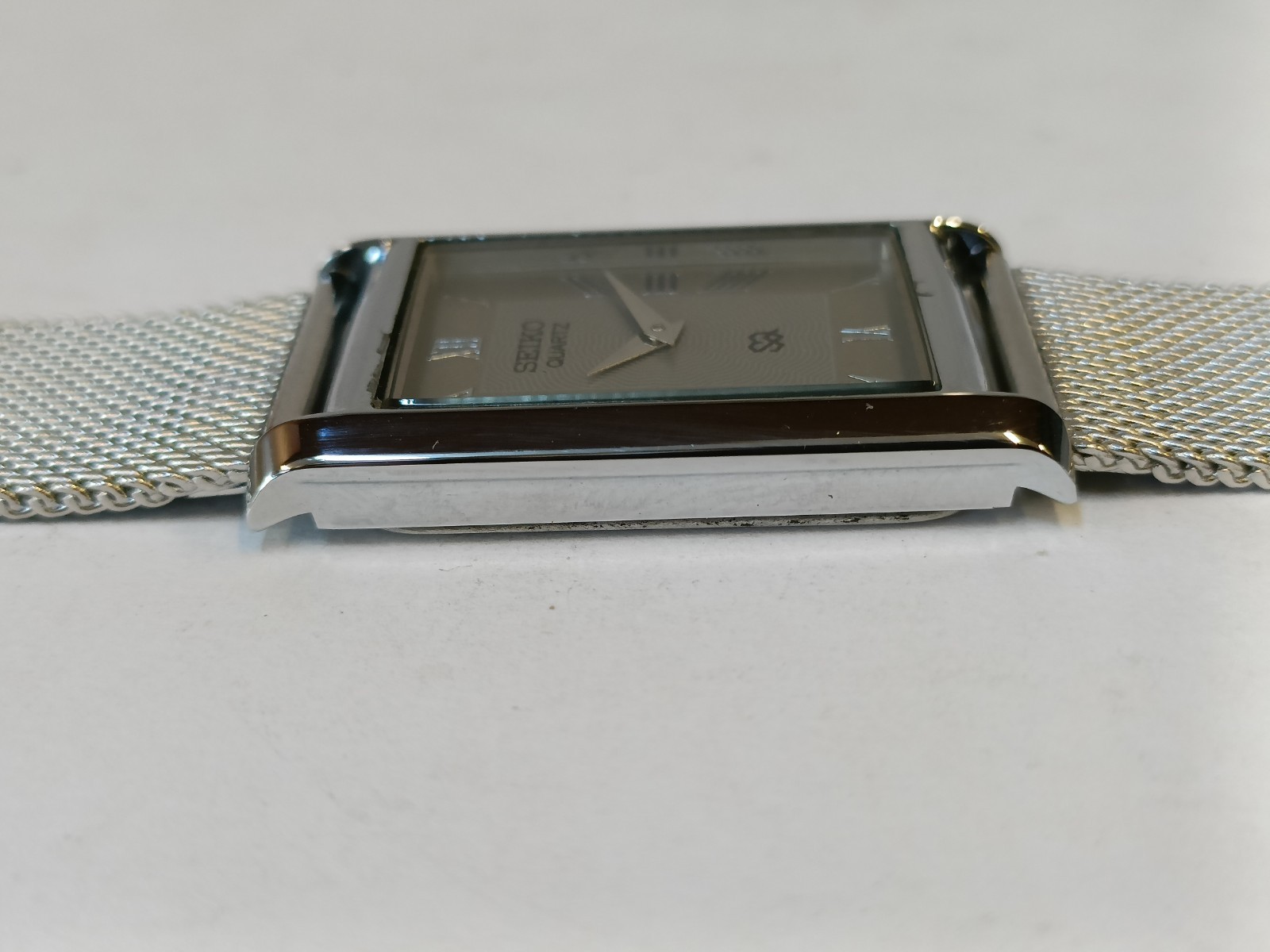 VINTAGE SEIKO SLIM QUARTZ GRAY DIAL JAPAN MEN’S WORKING DRESS WATCH