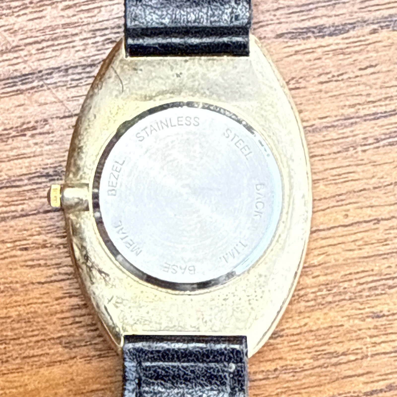 Quartz Analog Wristwatch Gold Case/Bezel White Arabic Dial Black Leather Strap