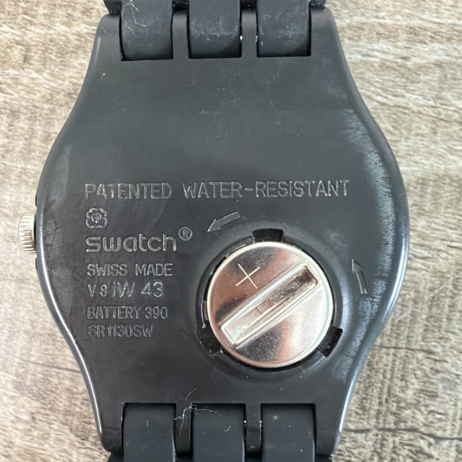 Swatch CNOSSO (SUOB161) Black Watch with a White Geometric Pattern