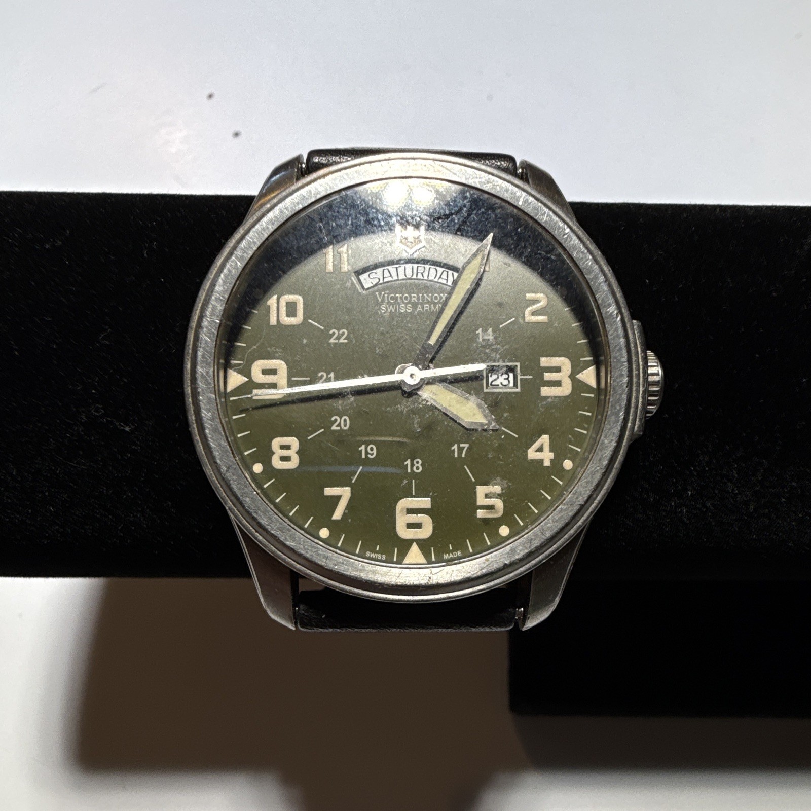 Vintage Victorinox Swiss Army Men’s Quartz Analog Grn Dial Arabic Day/Date Watch