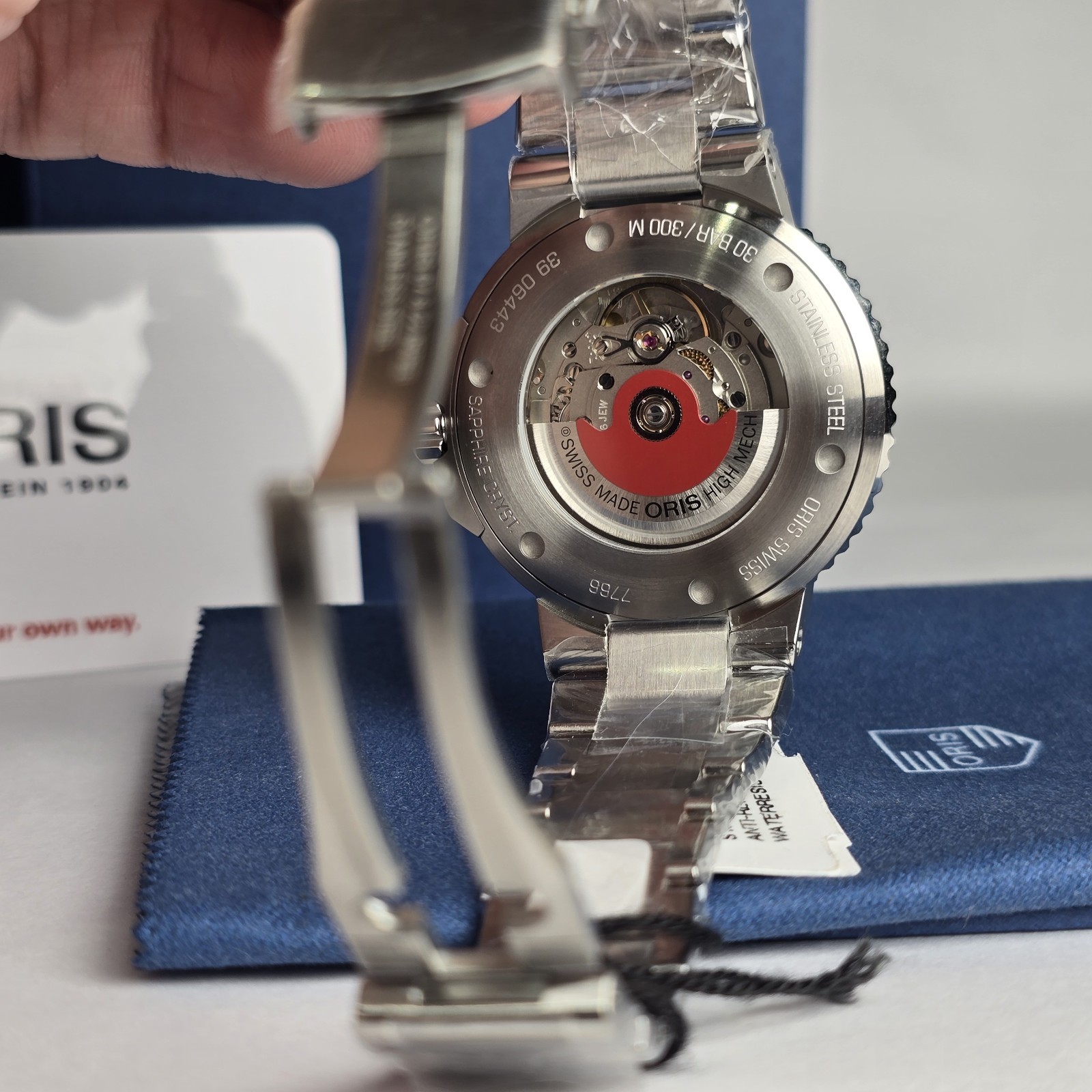 Oris Aquis Date Relief 41.5mm Cherry Red Dial Automatic, New, 01 733 7766 4158