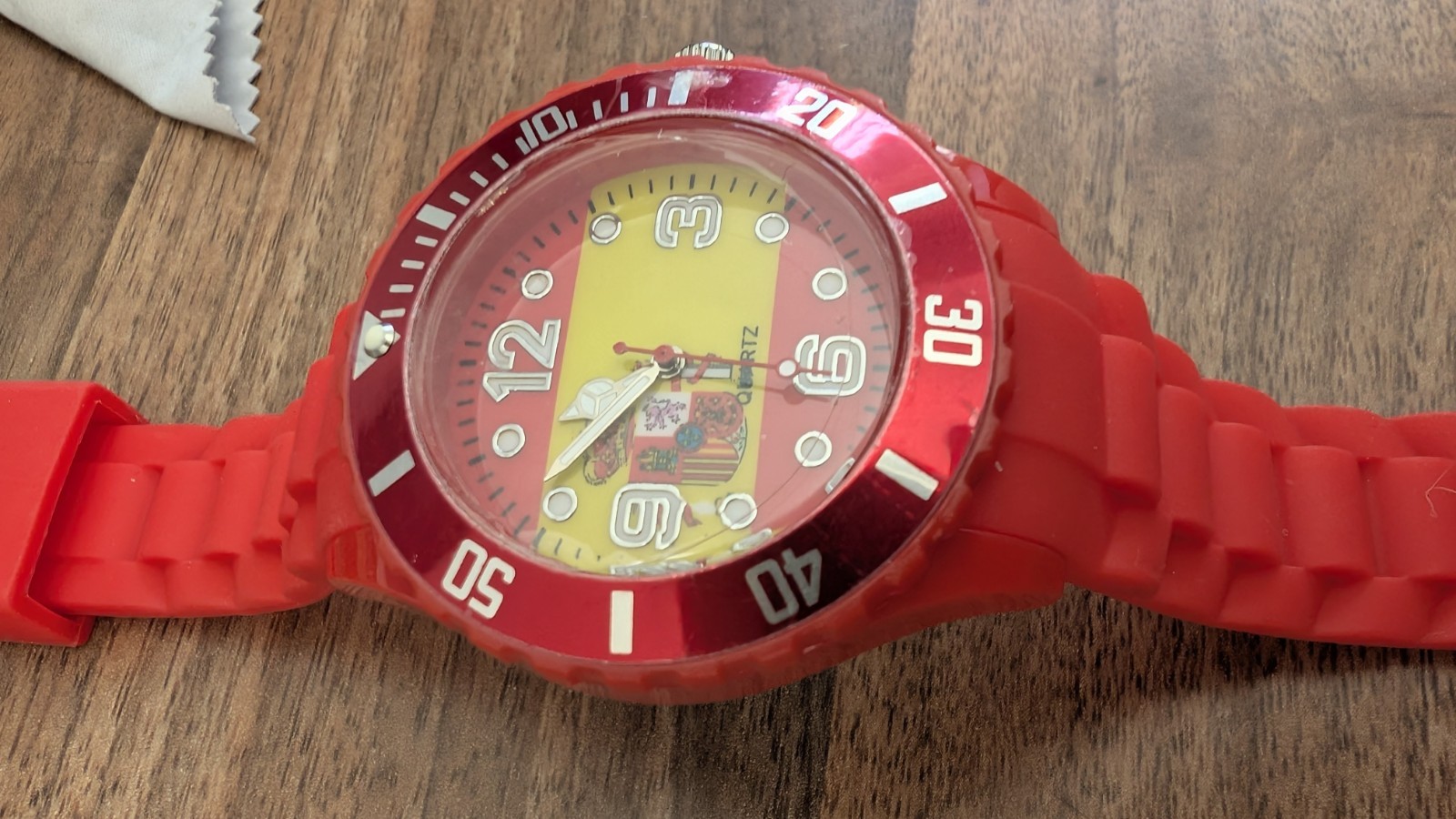 Red Spain Flag Quartz Watch – Sport Style, Rotating Bezel, Silicone Band