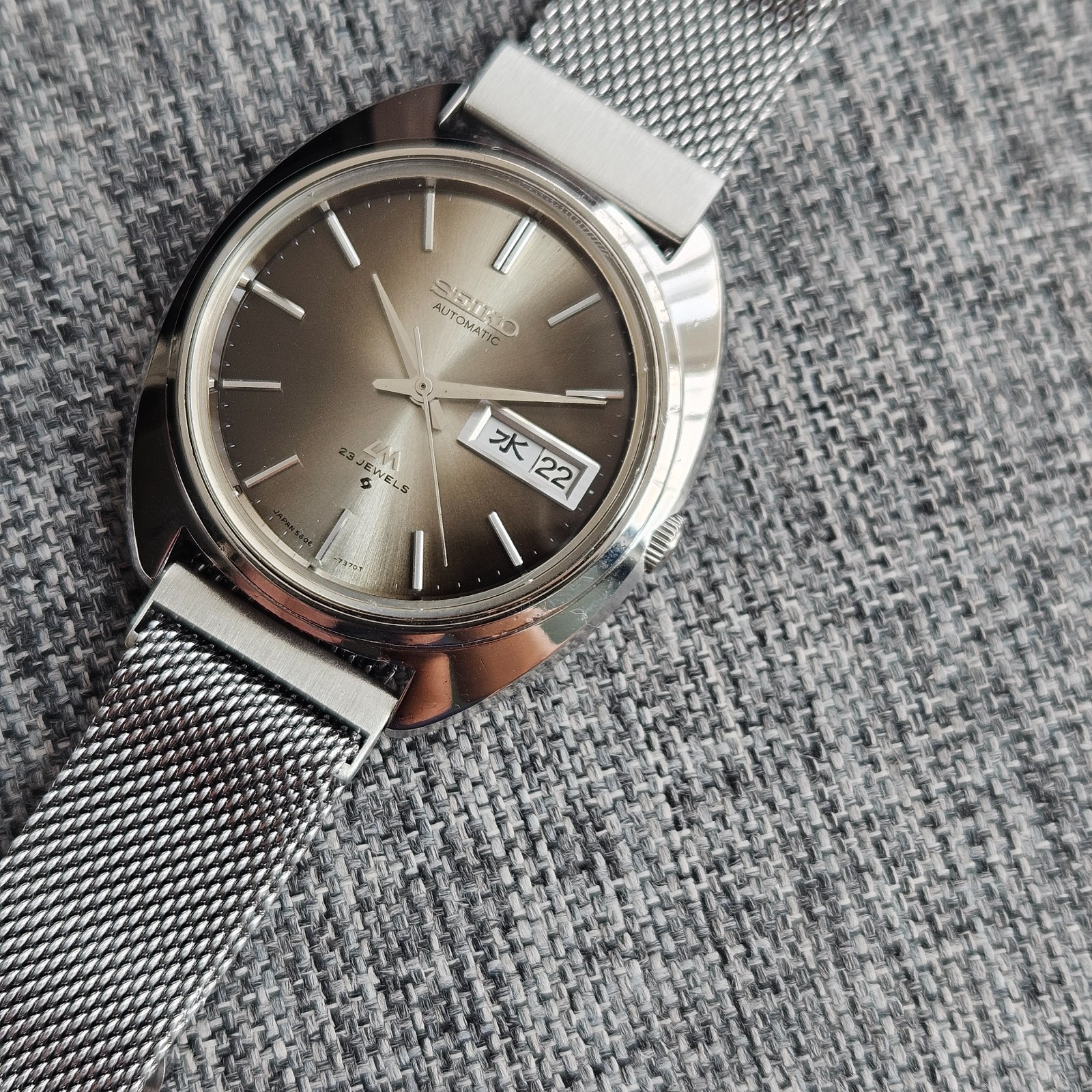 Vintage Seiko Lord Matic LM 5606-7151 Automatic 23 Jewels Grey Sunburst Dial Day
