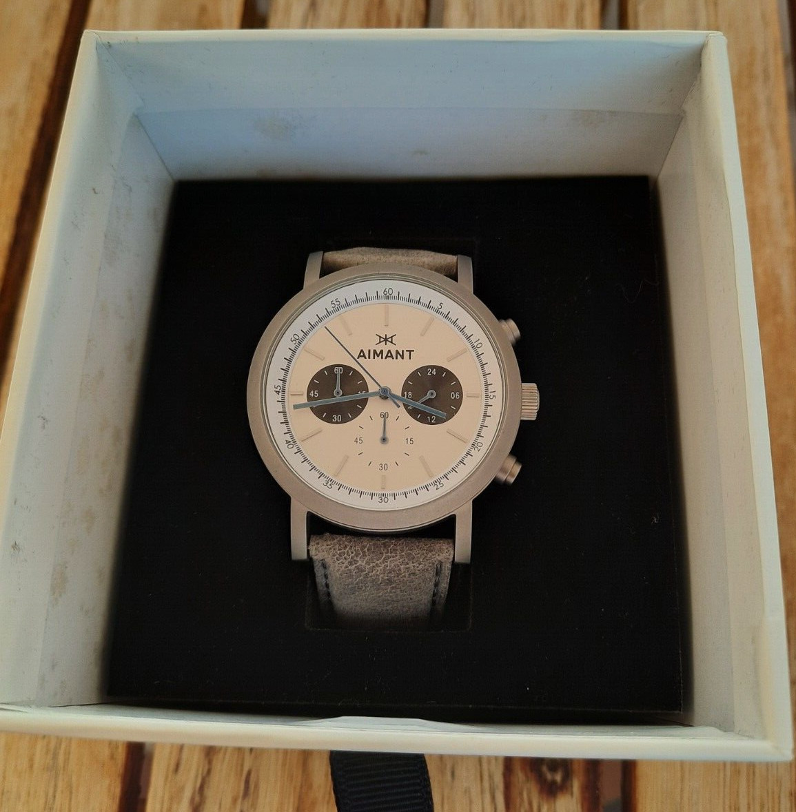 Aimant Earth Tokyo Gray Silver Chronograph Quartz 42 mm w Gray Leather Unisex