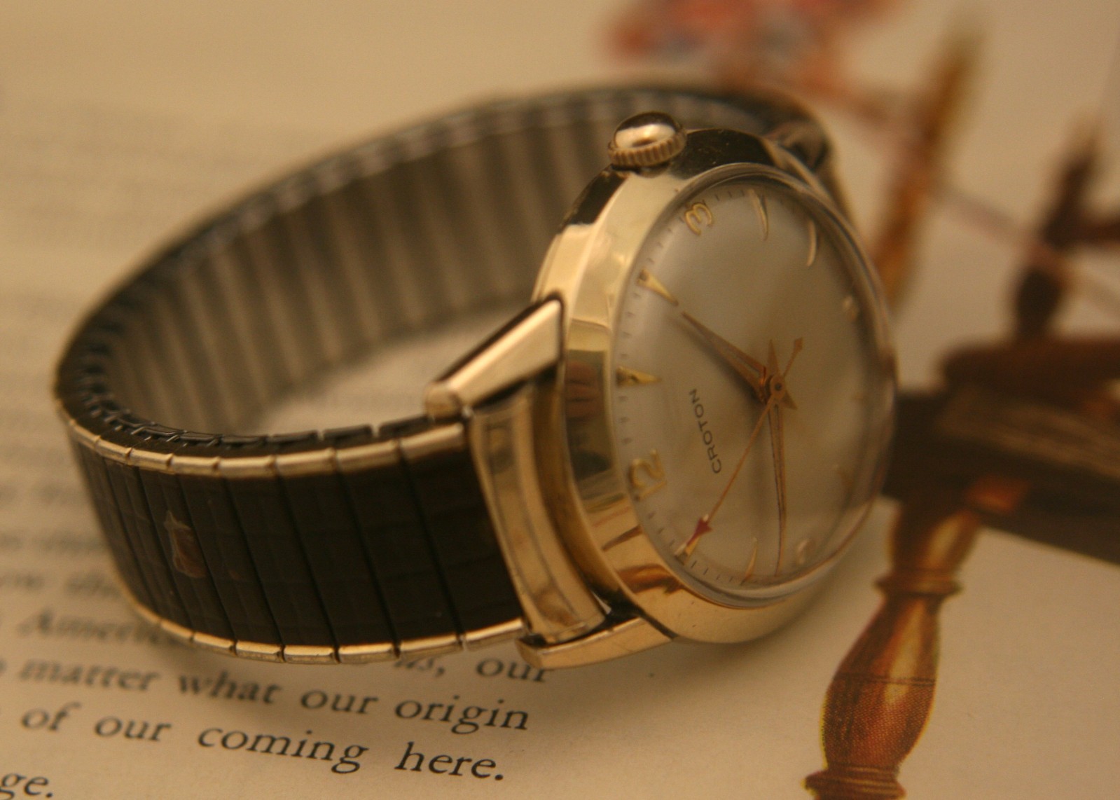 Pristine vintage 1950’s Swiss 17 jewel Croton men’s gold dress wristwatch, runs