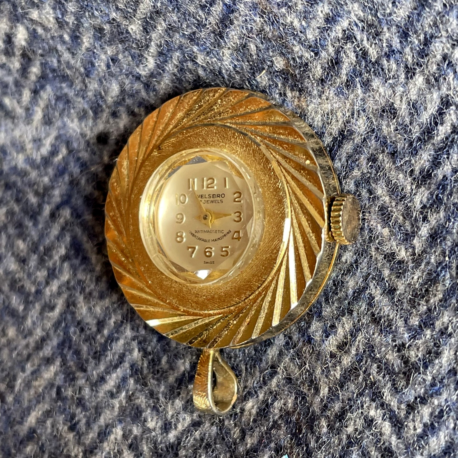 Vintage Welsbro 17 Jewel Gold Toned Watch Facet Pendant Necklace Winding Runs