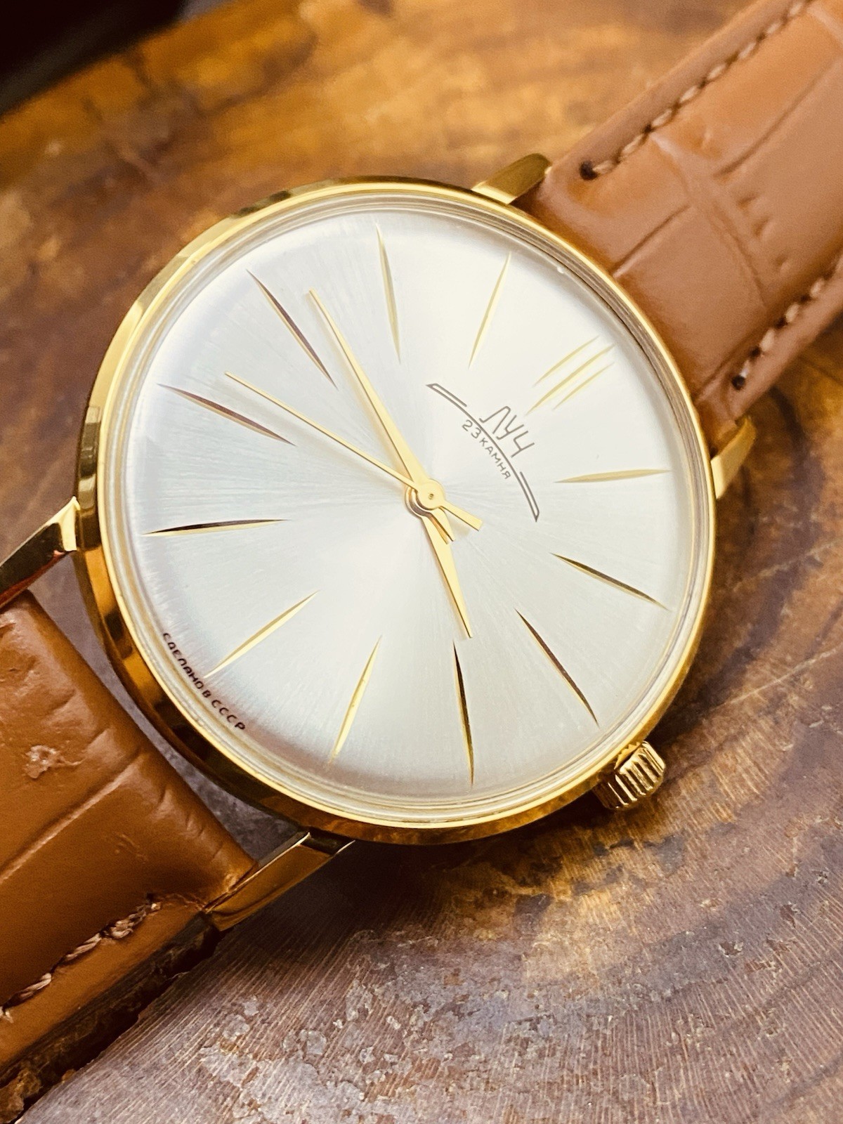 Luch de Luxe Ultra Slim Wrist Watch Soviet Men’s Vintage Mechanical Watch USSR