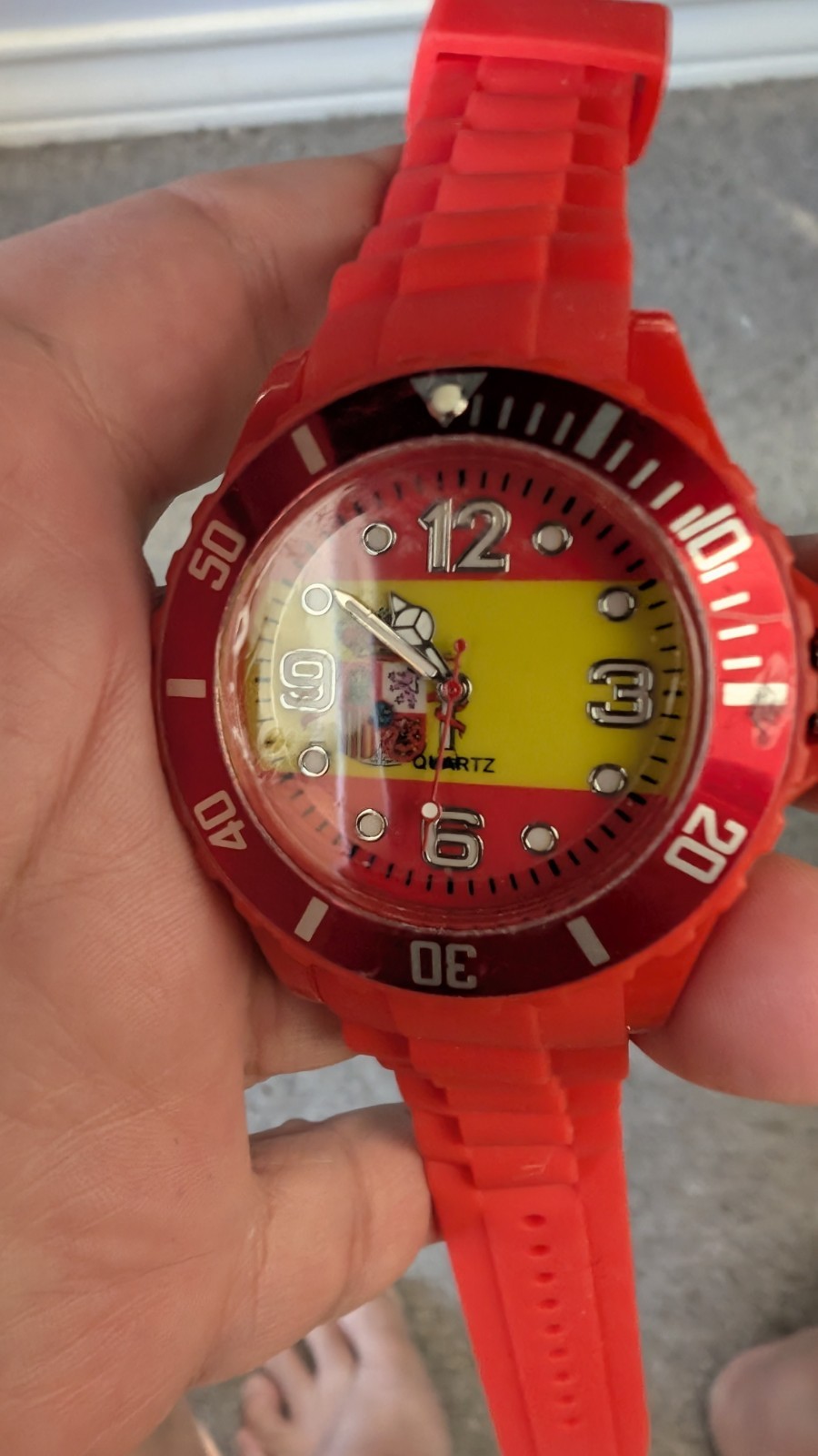 Red Spain Flag Quartz Watch – Sport Style, Rotating Bezel, Silicone Band