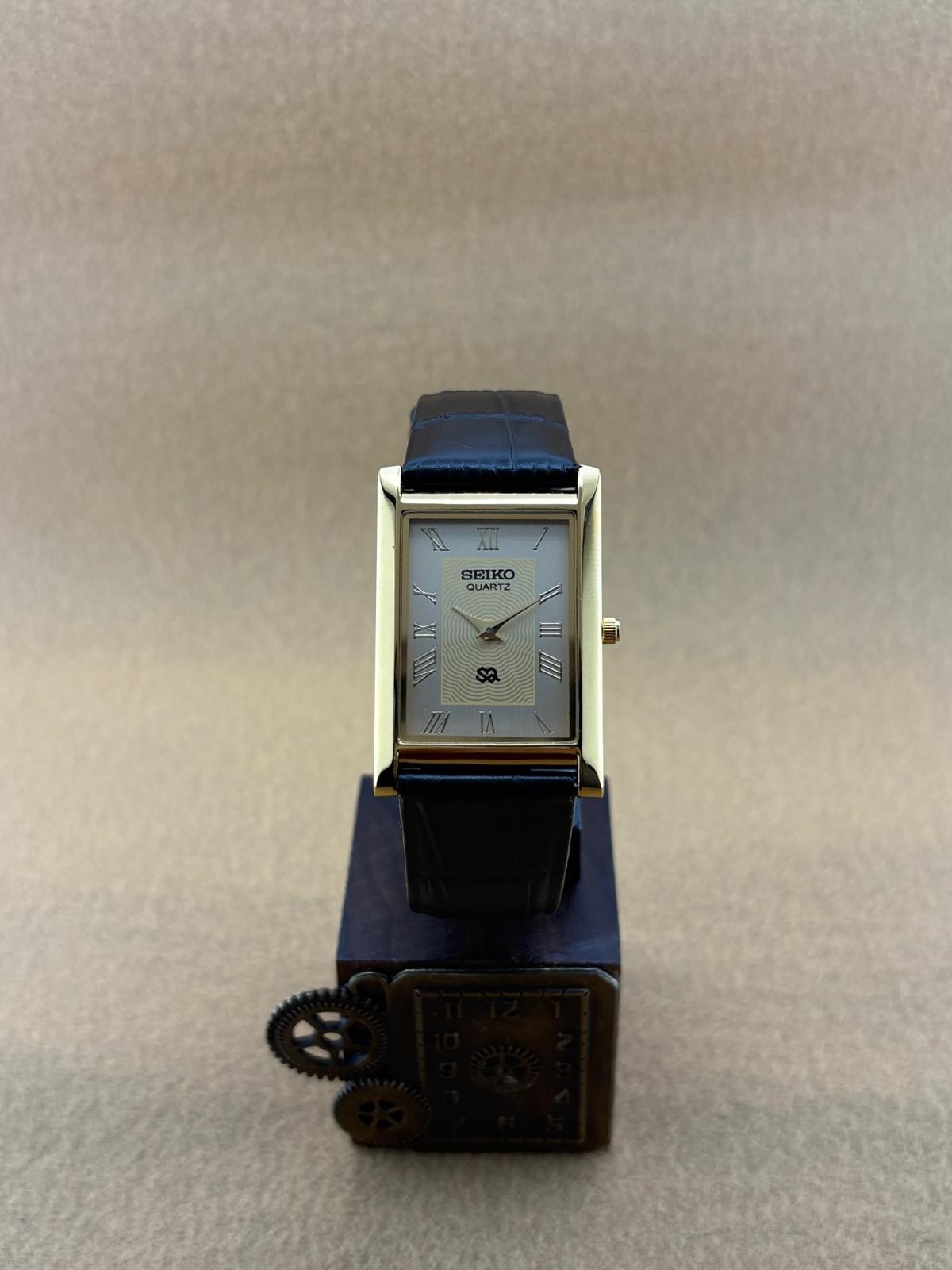 GOLD DIAL-Vintage Seiko Slim Quartz Men’s Wristwatch-dark brown strap