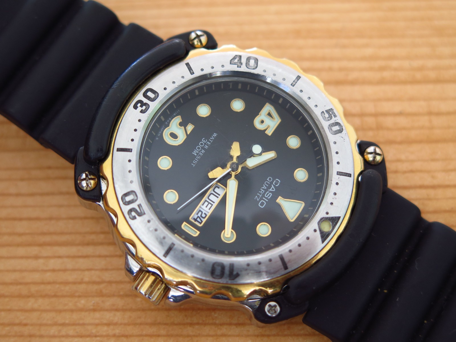 Vintage super rare Casio diver MD-709 300m screw crown exotic numbers working!!