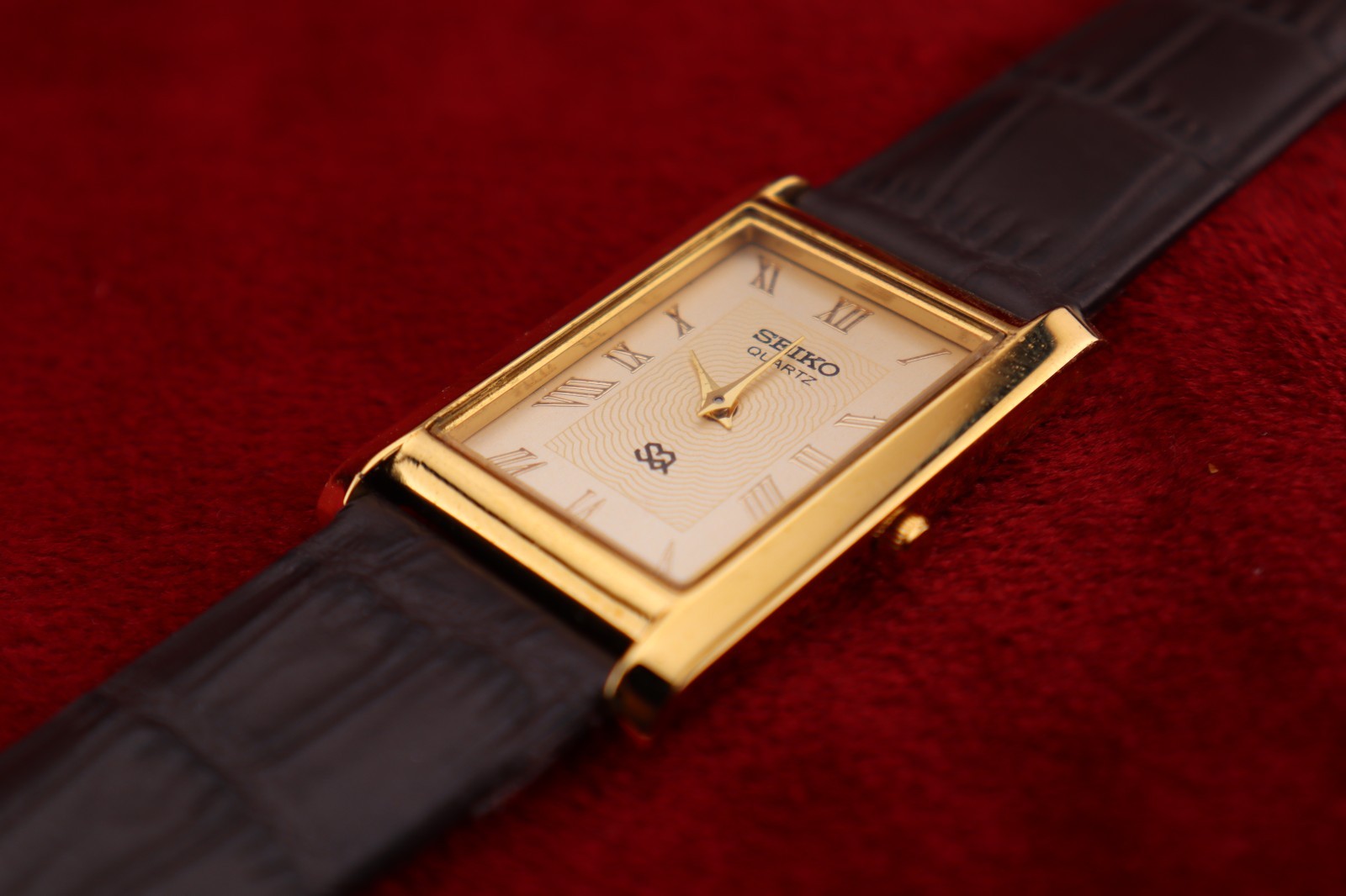⌚✨ Vintage Seiko Slim Quartz Gentlemen’s Gold Dial ,Dark Brown Dress Watch