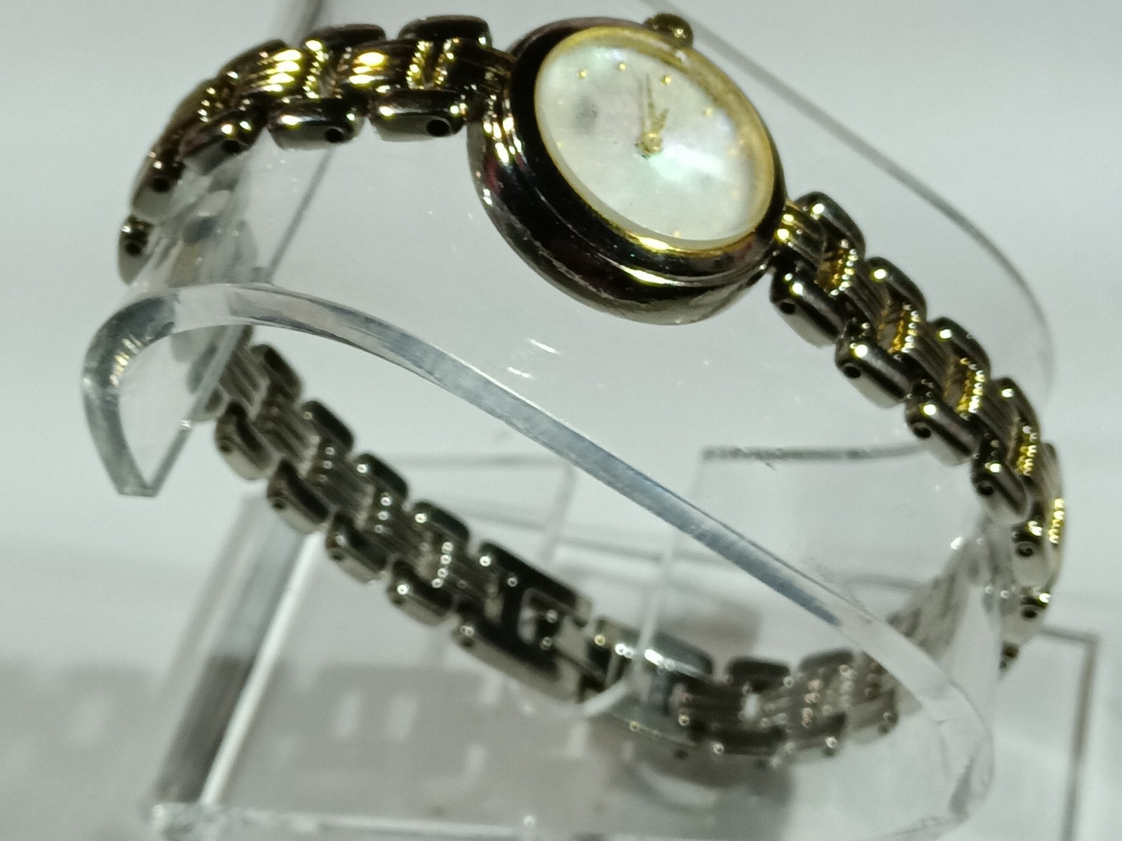Ladies’ Citizen CQ Quartz Dress Watch / Iridescent Mother-of-Pearl Dial