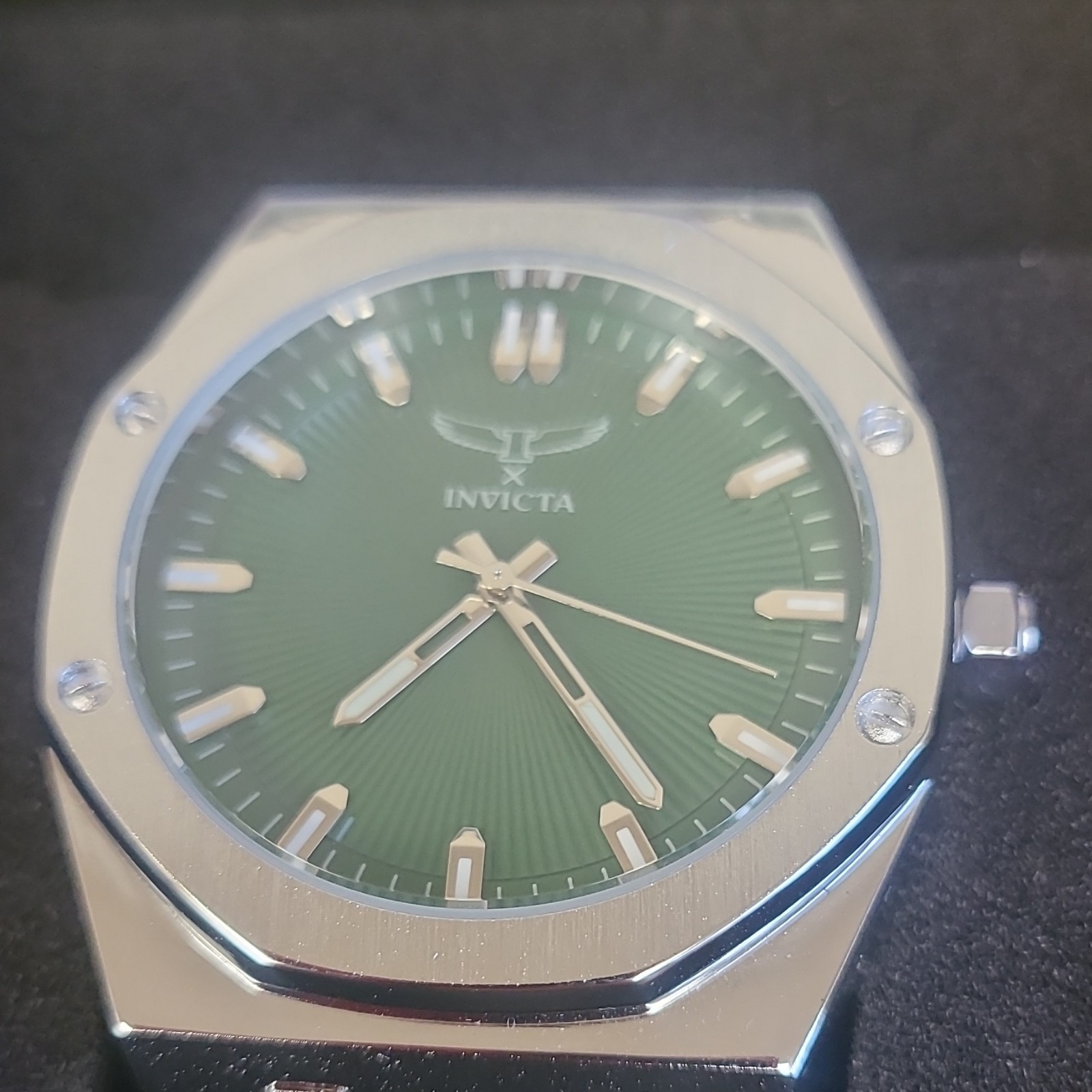Invicta 69960 Men’s 42mm Green Sunburst Dial SS Bracelet 30m w/ Box