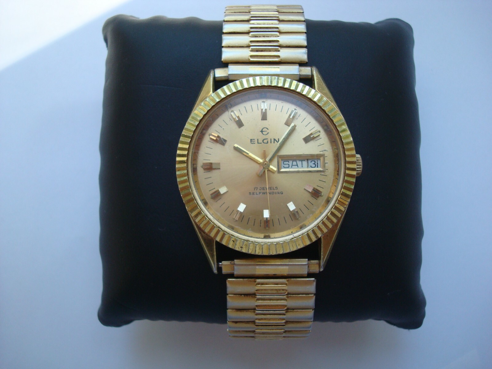Elgin 909 Men’s Automatic Watch 17 Jewels Fluted Bezel Day Date Quick Set Runs