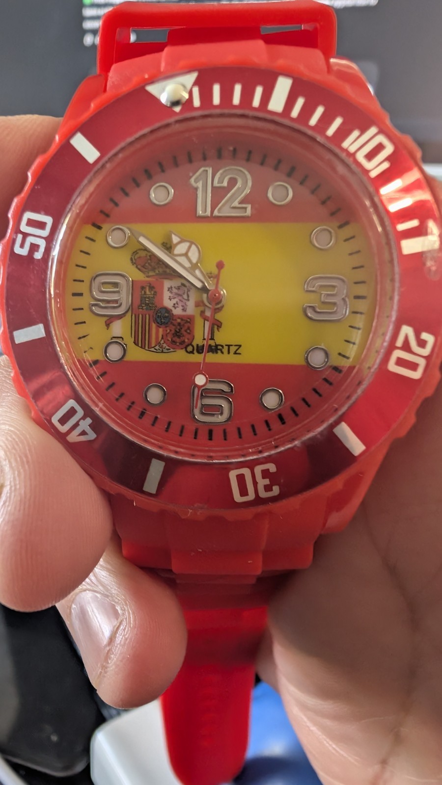 Red Spain Flag Quartz Watch – Sport Style, Rotating Bezel, Silicone Band