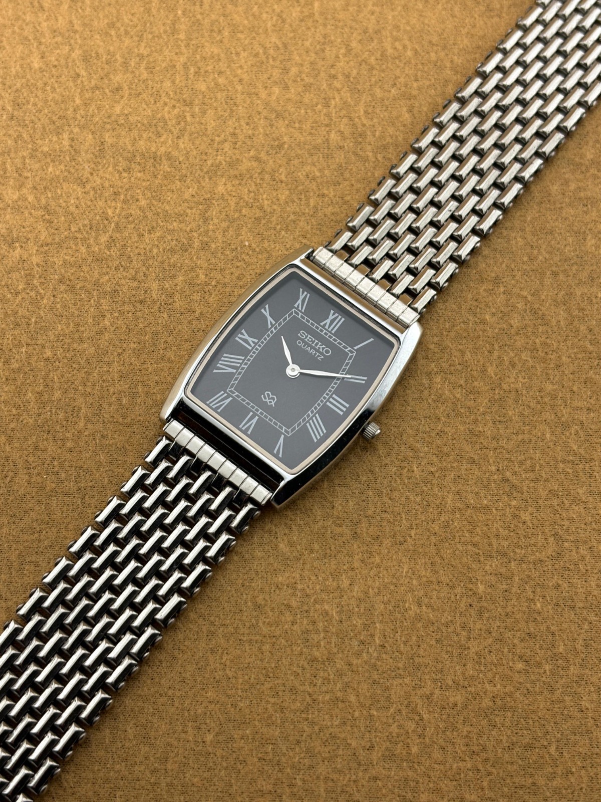 BLACK SILVER BARREL Vintage Seiko Slim Quartz Men’s Wristwatch
