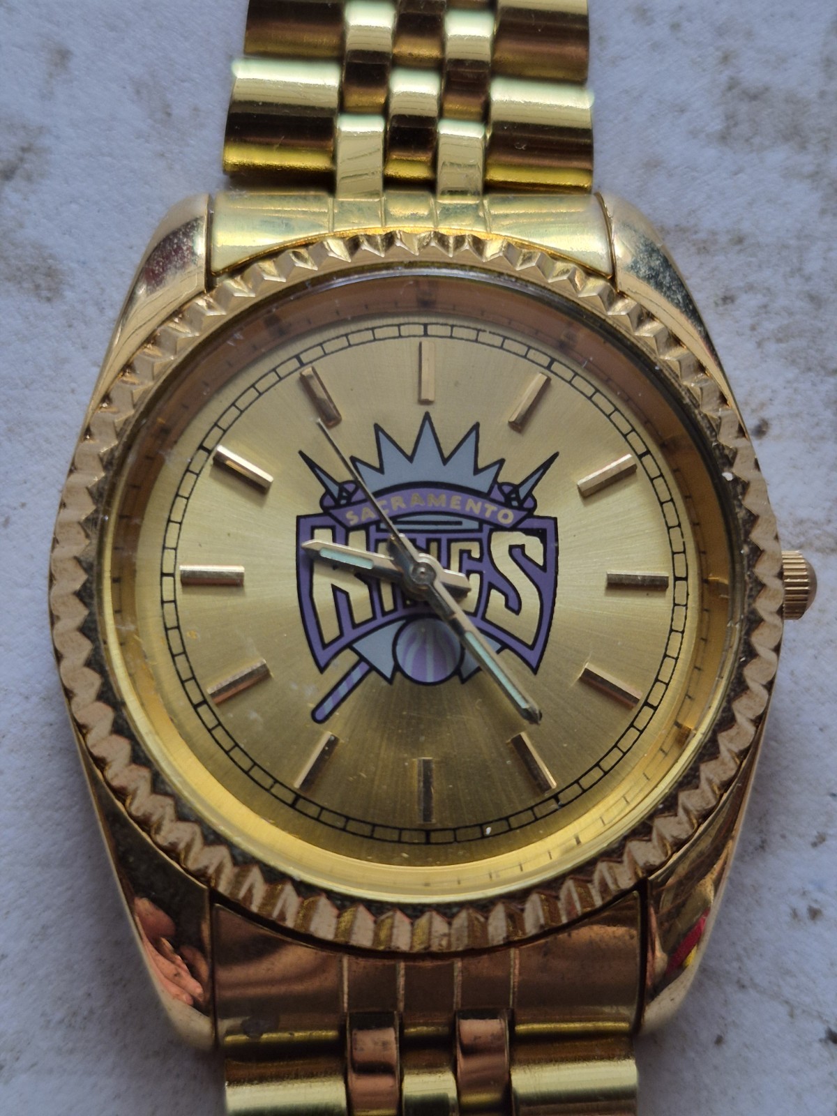 Quartz Analog Wristwatch Sacramento Kings Logo Dial Gold/Purple Gold Bracelet