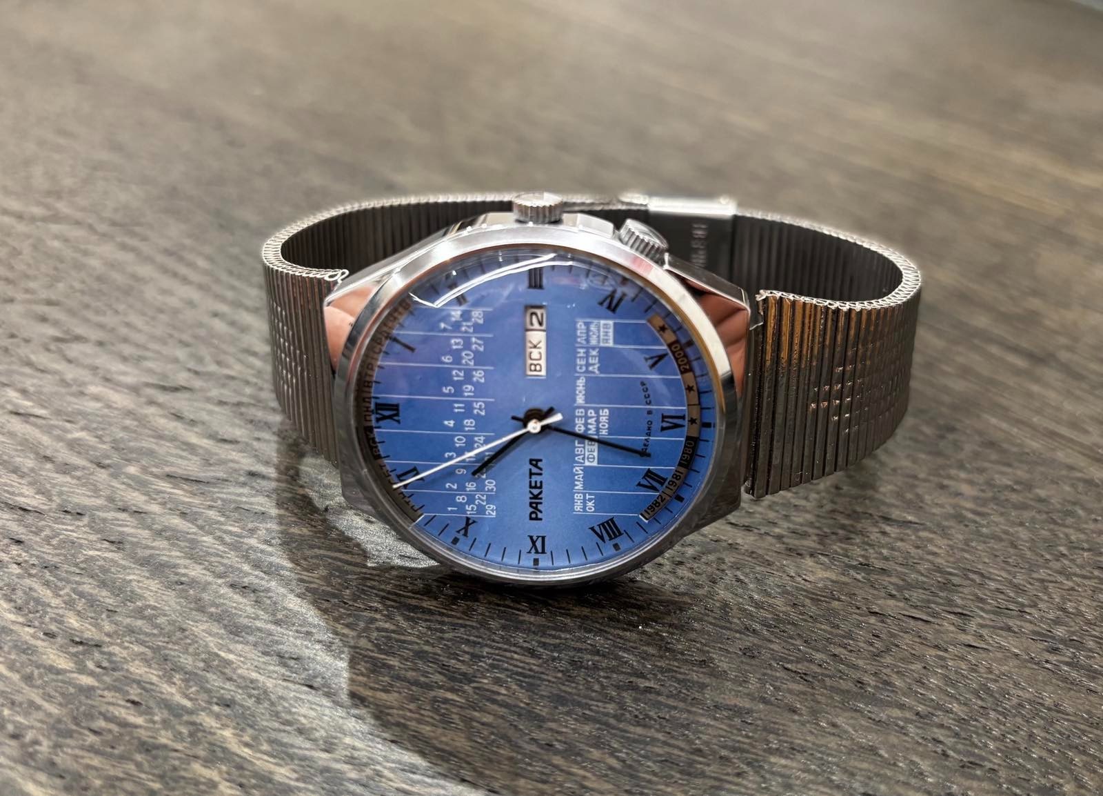 “Vintage Raketa Soviet Calendar Watch Blue Dial USSR Rare Retro Men’s Watch”