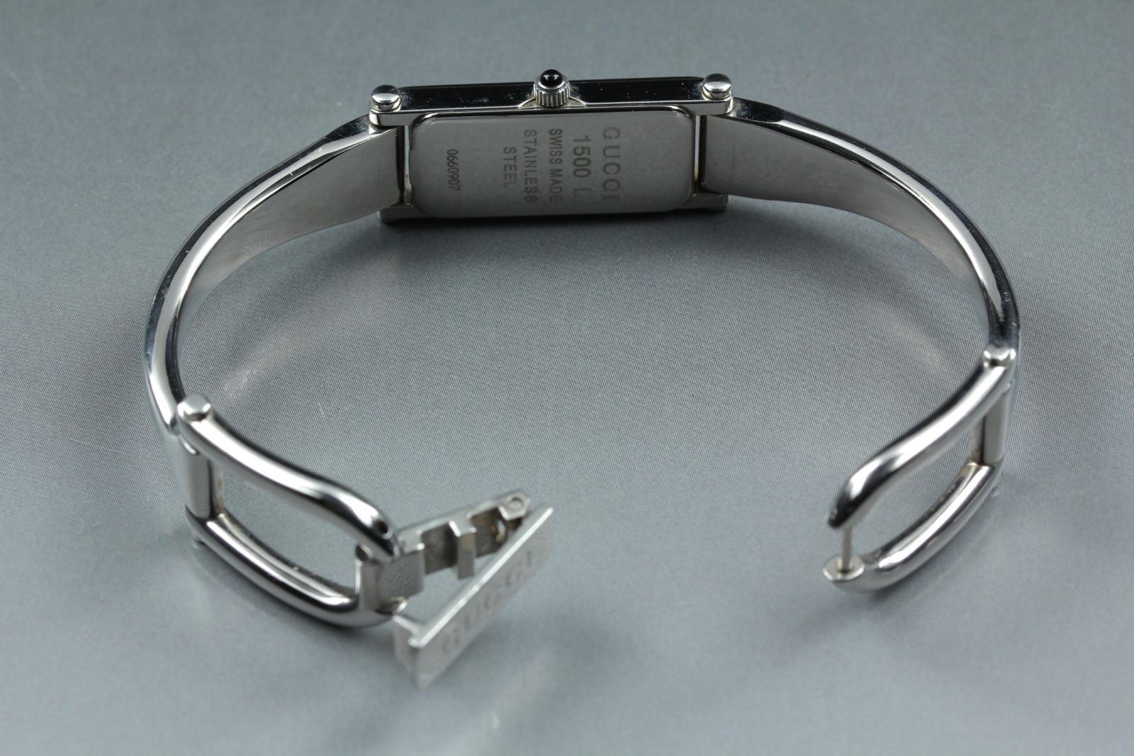 [Near MINT] Vintage GUCCI 1500L 12mm Silver Dial Quartz Women′s Watch From JAPAN