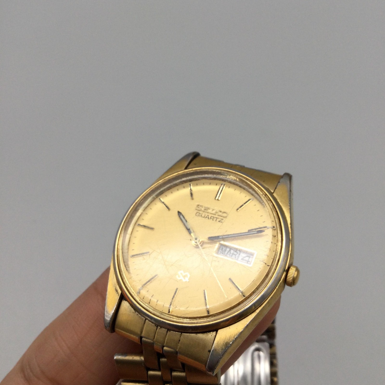Vintage Seiko 5Y23-6020 Mens Watch 33mm Day Date Gold Tone New Battery 8″