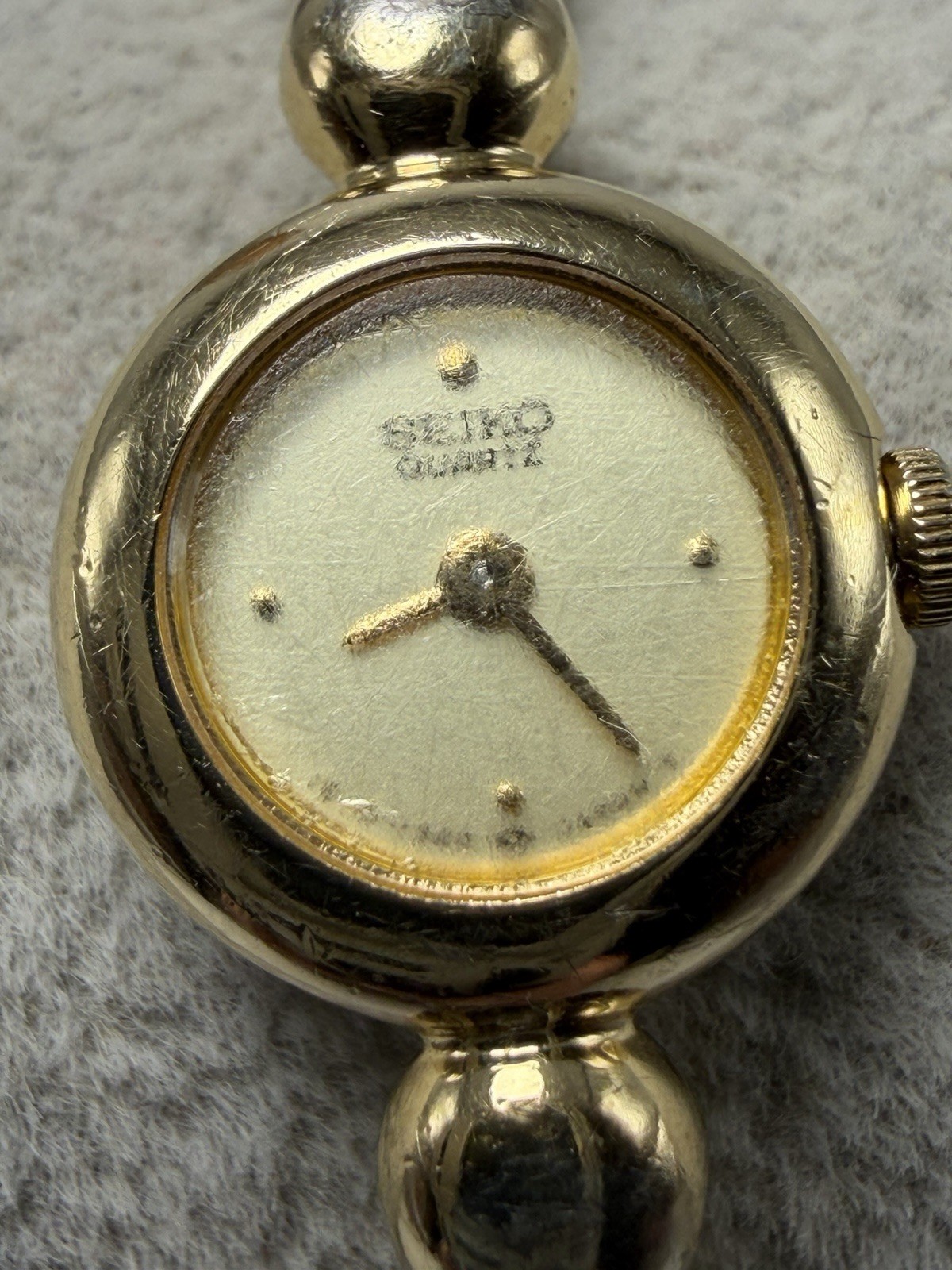 Scratched Seiko 1E20-0079 New Battery Ladies Watch 14MM 6″ Gold Tone