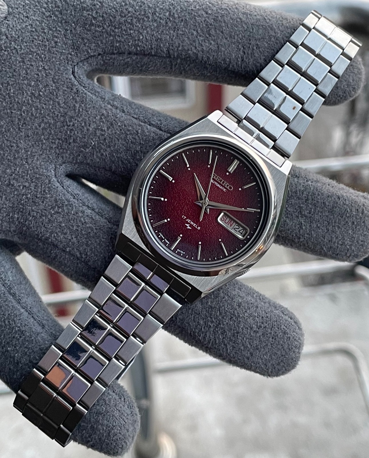 Rare Seiko 5 Red Texture Dial Cal 7009 17 Jewels Wrist Watch Mens Japan