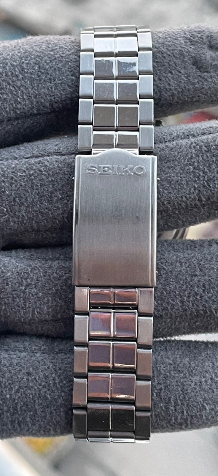 Rare Seiko 5 Red Texture Dial Cal 7009 17 Jewels Wrist Watch Mens Japan