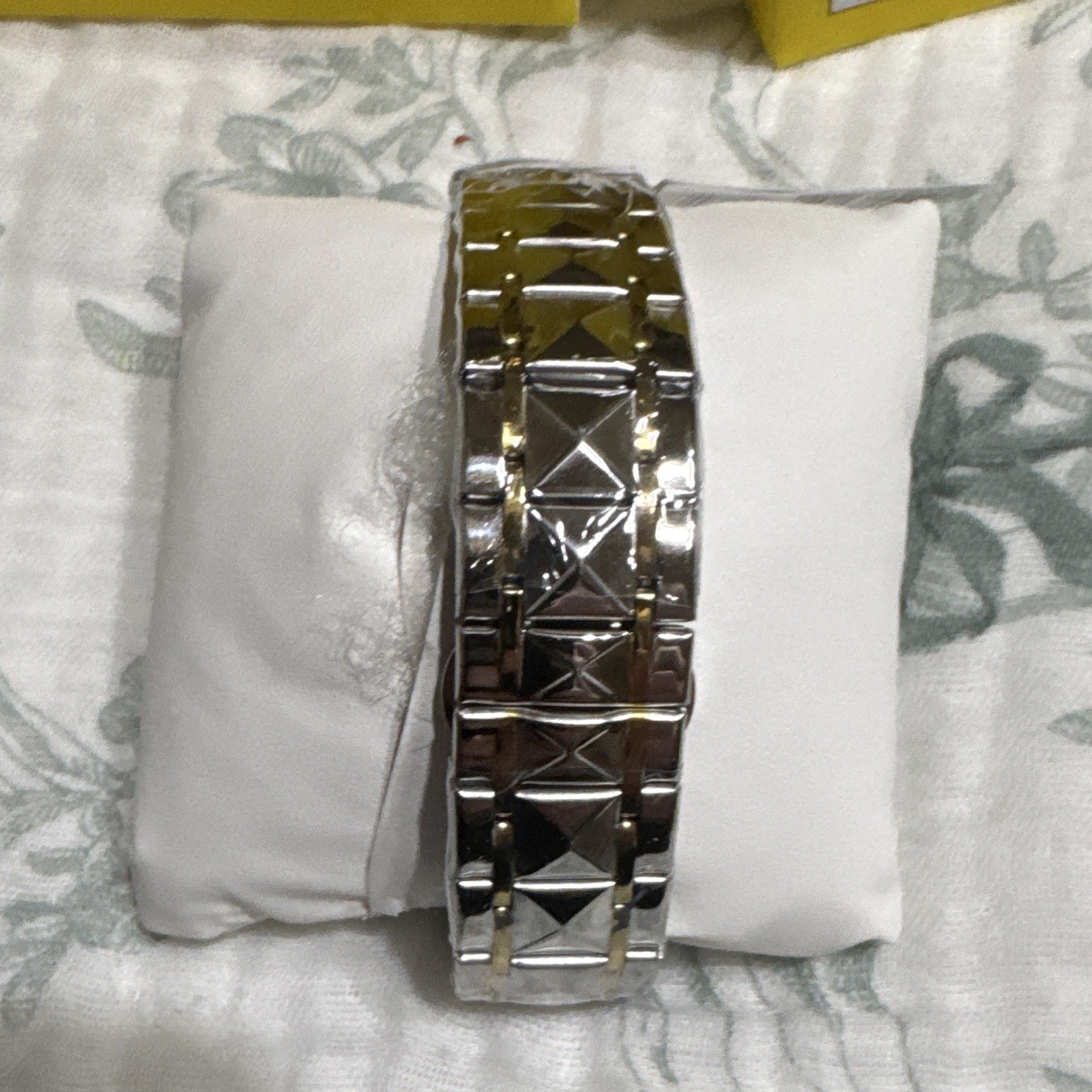 69023 – INVICTA Specialty Men 41mm Metal Gold + Steel White