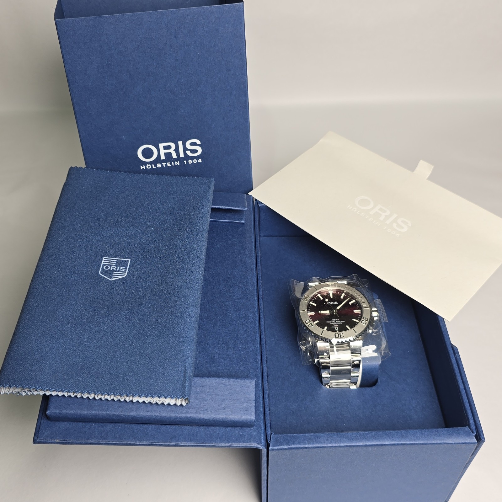 Oris Aquis Date Relief 41.5mm Cherry Red Dial Automatic, New, 01 733 7766 4158