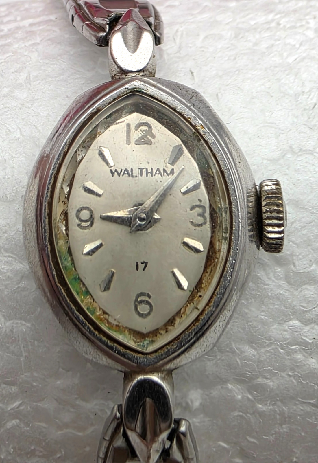 Vintage Waltham Ladies Watch 16mm Oval 17 Jewels Manual White Dial Silver Tone
