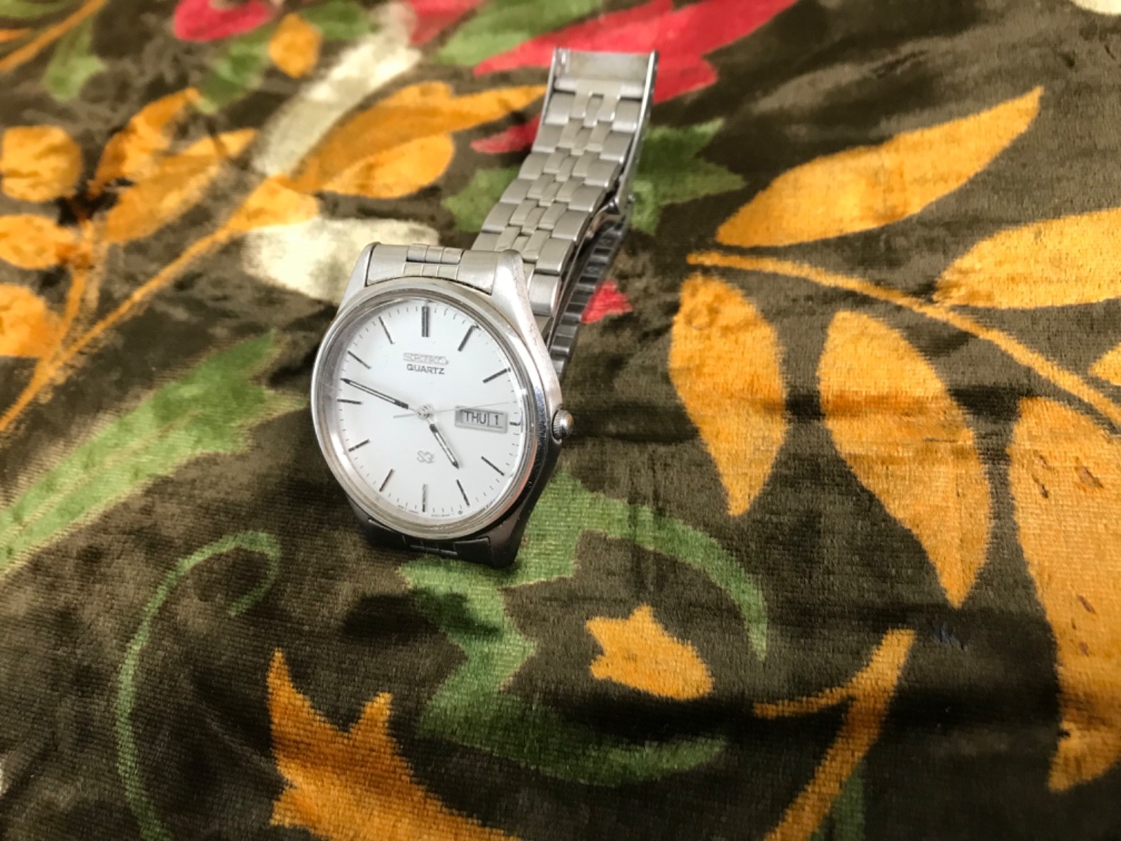 Vintage Seiko SQ 5Y23-8049 Quartz Day-Date Linen Silver Dial
