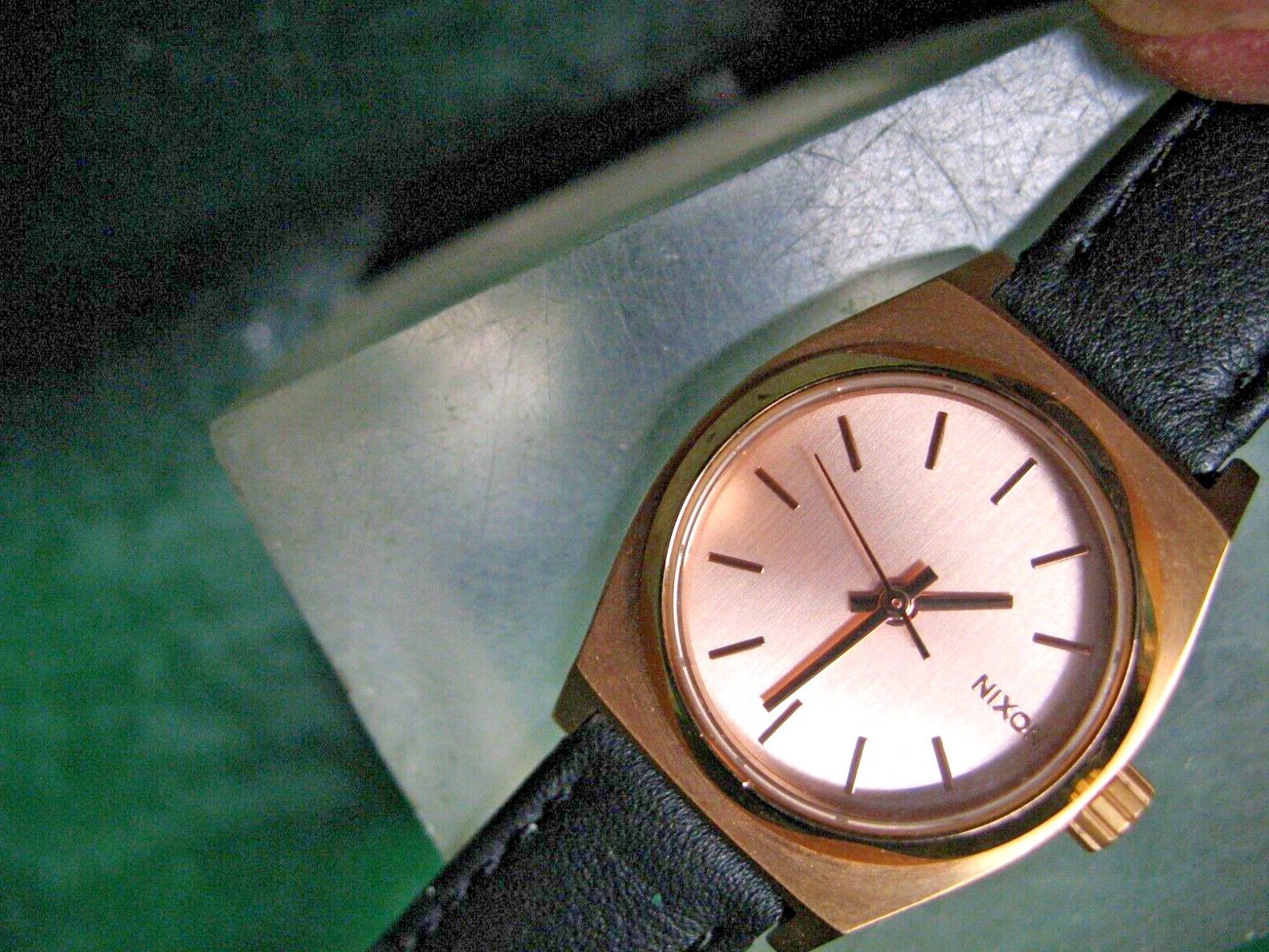 NIXON LADIE’S WRISTWATCH 15 B LEATHER BAND 100 M 10 ATM JAPAN MOVEMENT