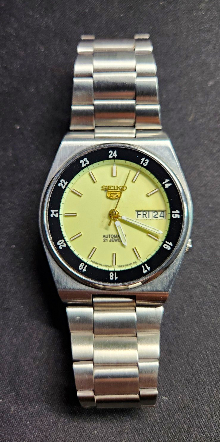 Seiko 5 Men’s Automatic Watch 21 Jewels Day/Date Gold Dial Black Bezel