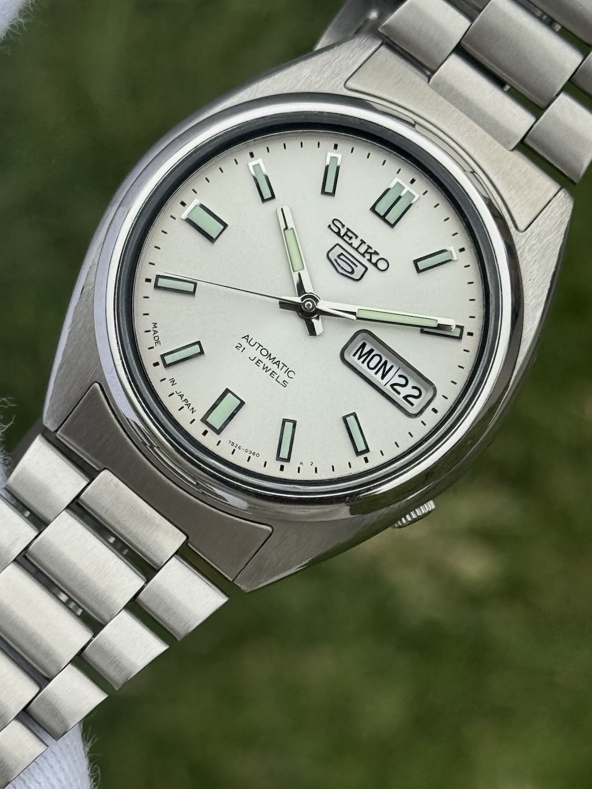 Vintage Seiko 5 Automatic 7S26 Mens Wrist Watch White Dial Day Date Japan 21J