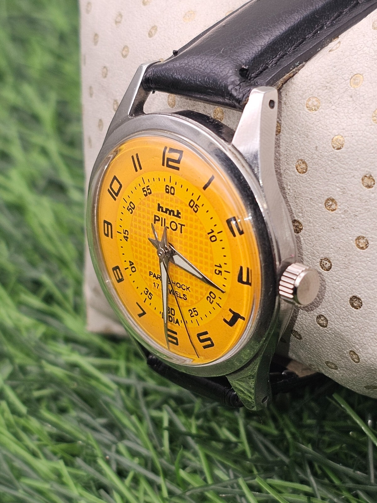 Beautiful Mens HMT Pilot Parashock Mechanical Wind 17J Watch Yellow Dial