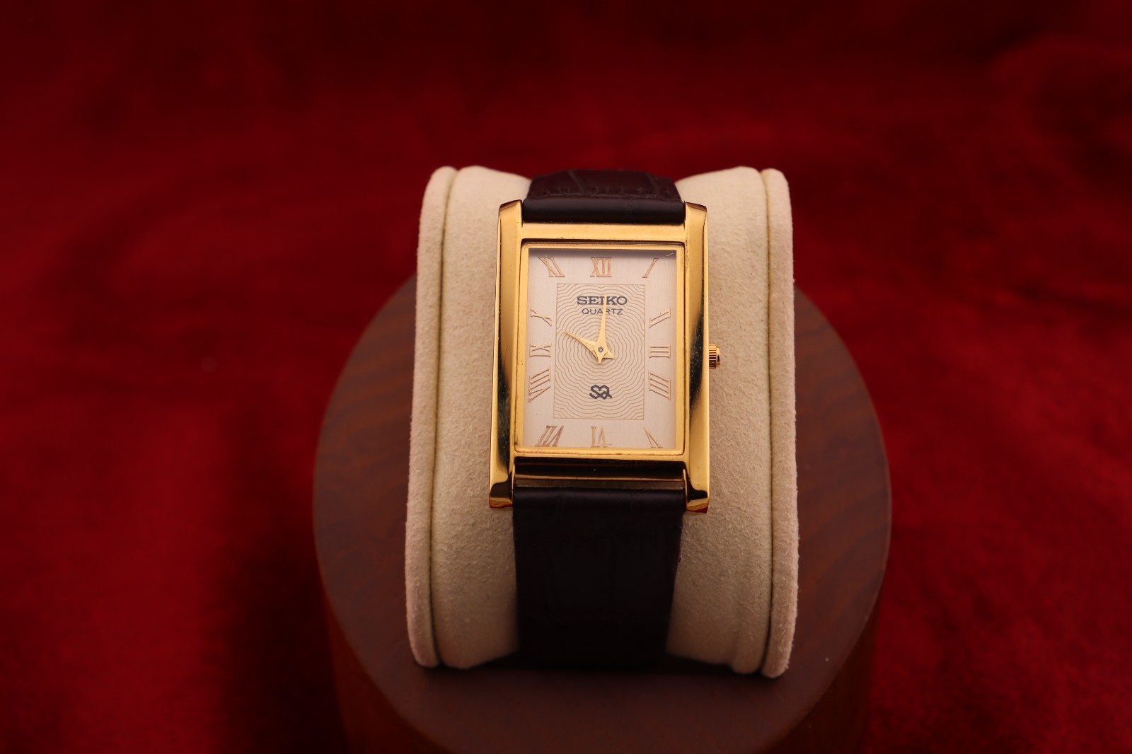 ⌚✨ Vintage Seiko Slim Quartz Gentlemen’s Gold Dial ,Dark Brown Dress Watch