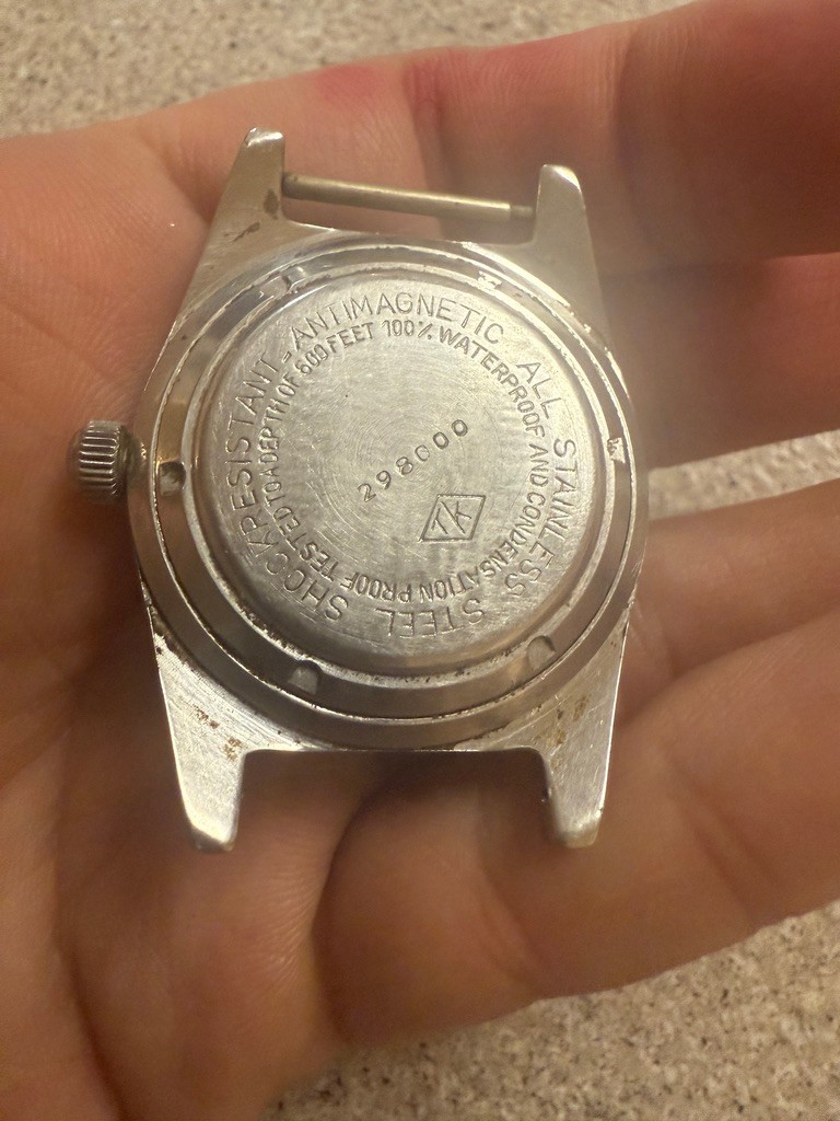 Vintage Vantage Dive Watch Manual Wind 37mm Mens Skin Diver. RUNS NO BANDS.