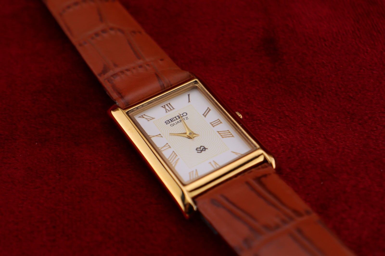 ⌚✨ Vintage Seiko Slim Quartz Gentlemen’s White Dial ,Light Brown Dress Watch