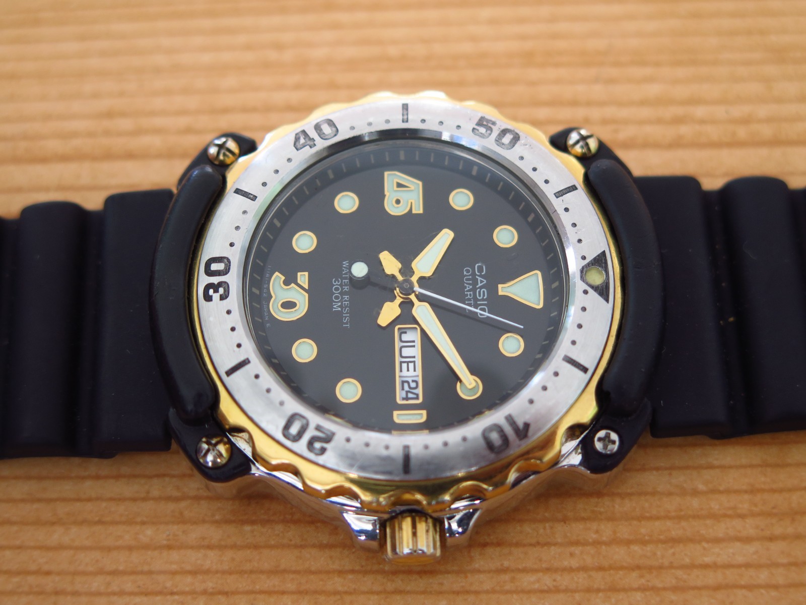 Vintage super rare Casio diver MD-709 300m screw crown exotic numbers working!!