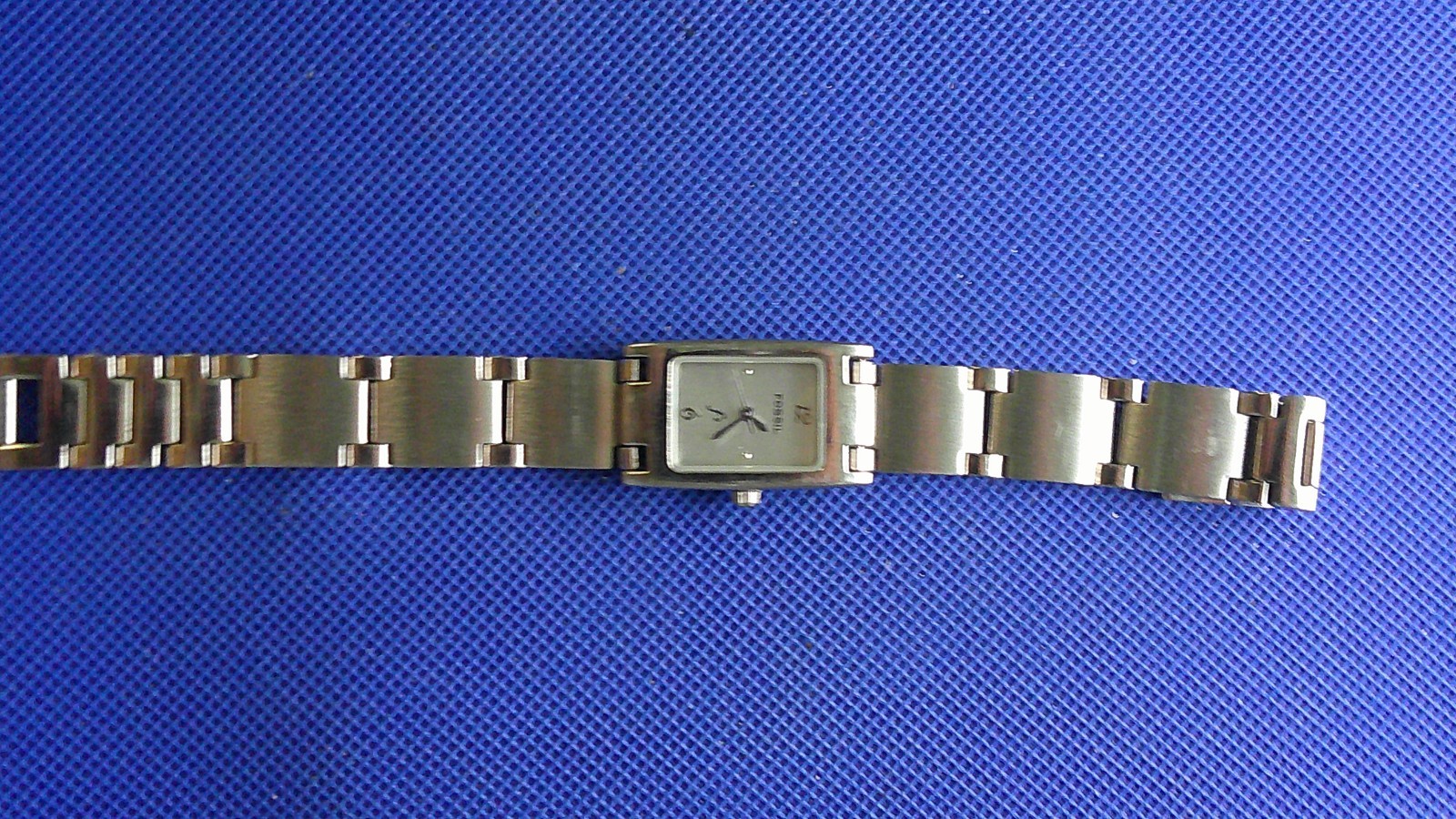 Vintage Ladies FOSSIL Watch HAS ORIGINAL BAND MARKED ALSO ES-8677