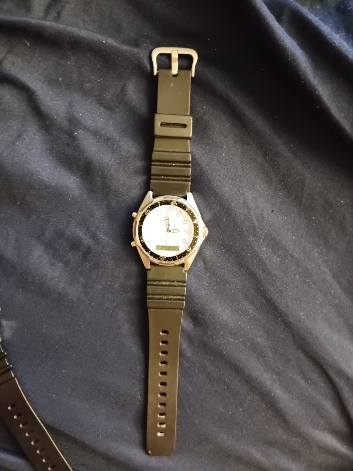 J82 Casio Alarm Chrono Rotating Bezel Running Parts Not Working AMW320R 2701