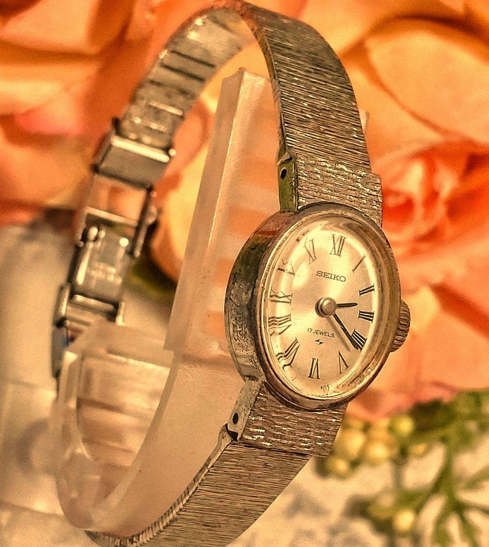 Working condition SEIKO 17 jewels ladies’ watch, hand-wound, silver.