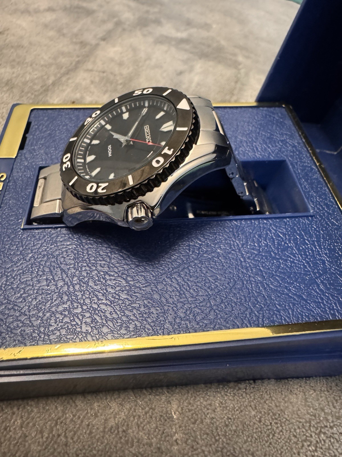 Seiko Unisex Quartz Diver 40-43.9mm Black Dial Date 100m Steel Bracelet w/ Box