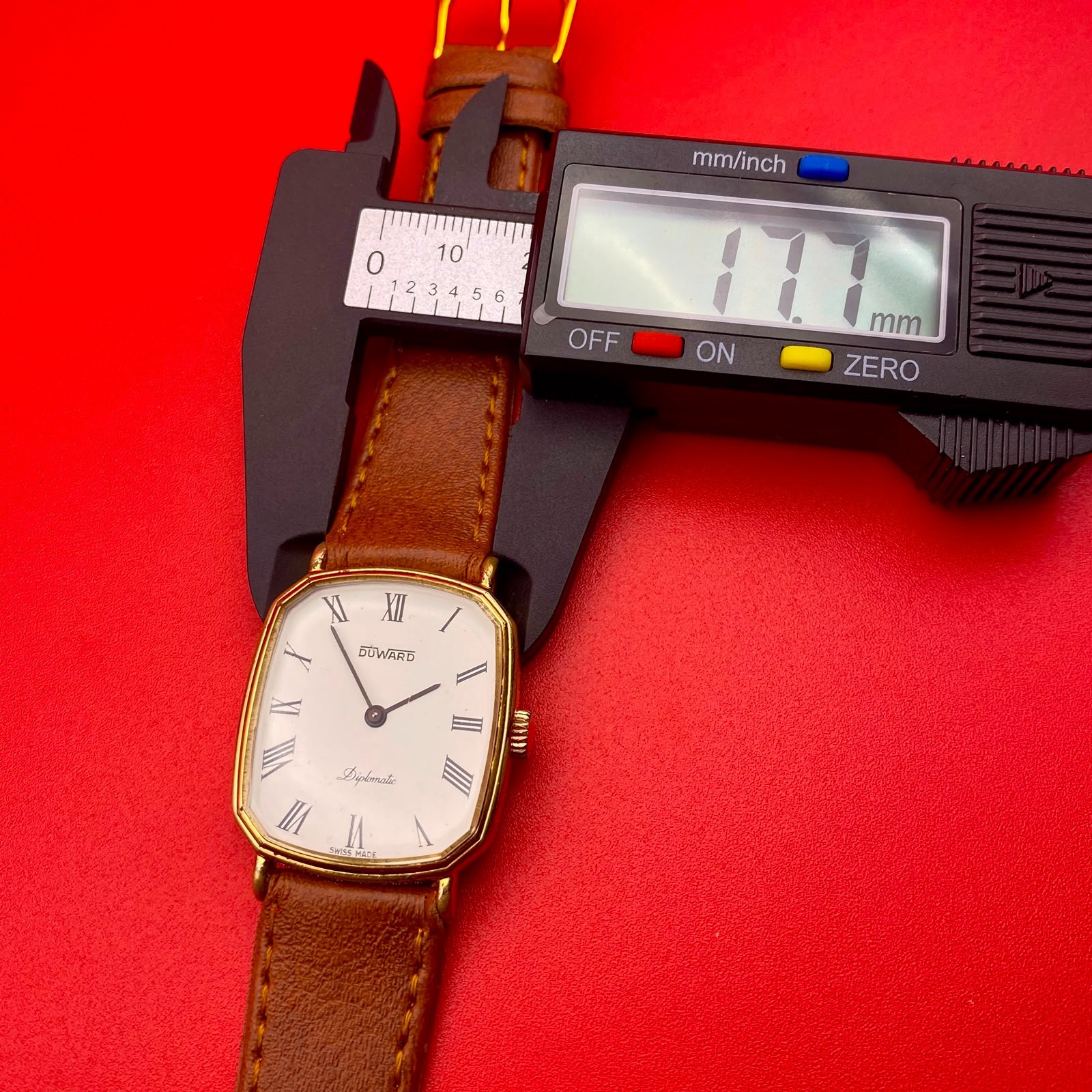 1970s Vintage Duward Diplomatic Gold Plated Swiss Mechanical Watch Chiffre Roman