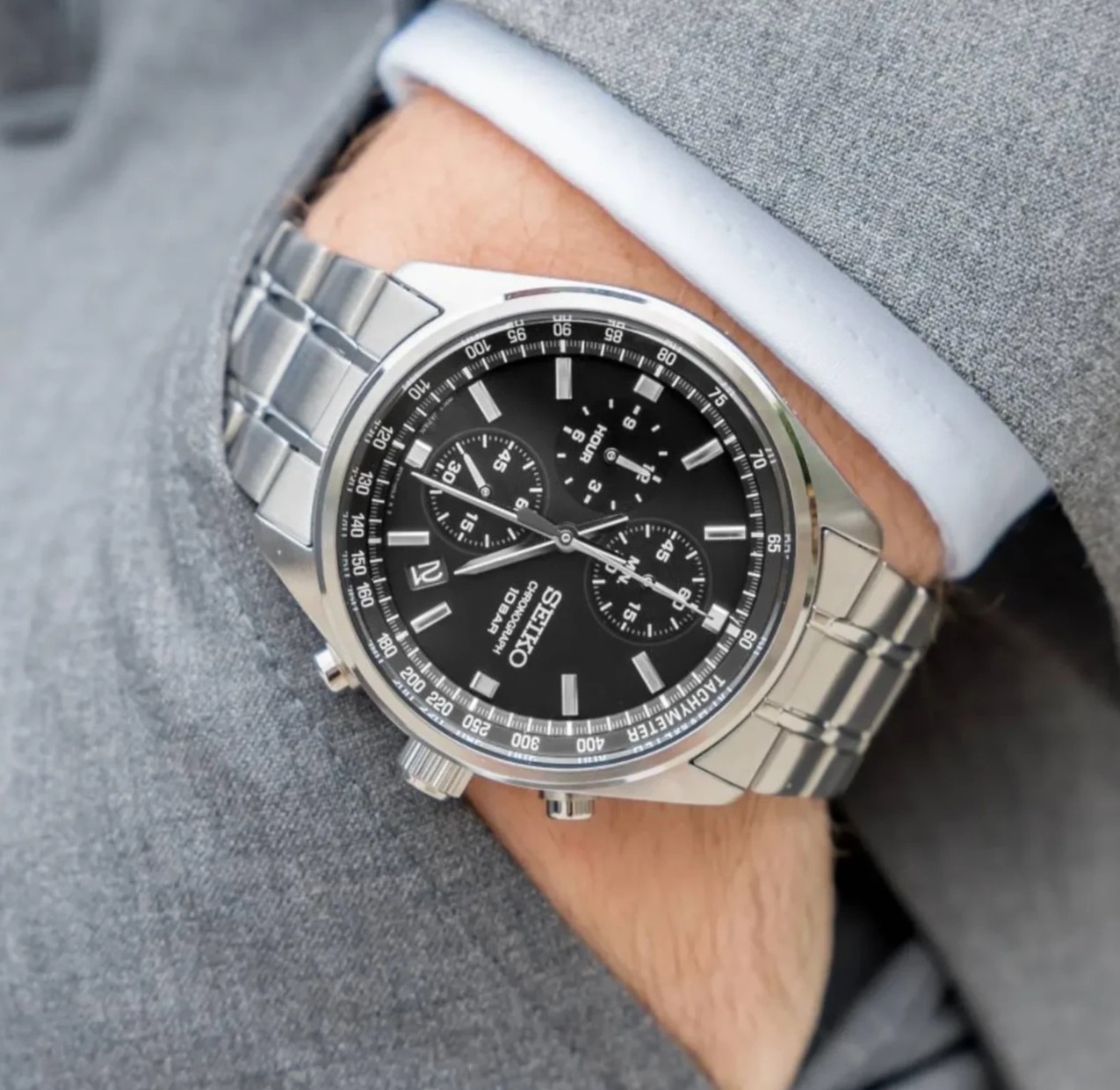 Seiko Chronograph SSB379 Men’s Black Dial Tachymeter Steel Bracelet Watch – New