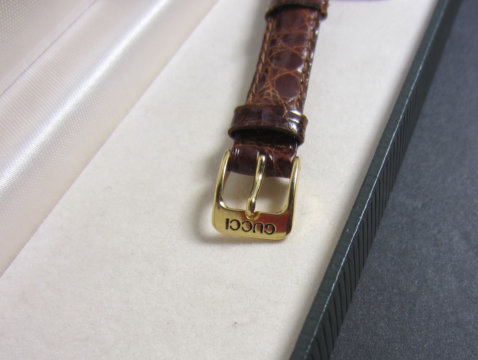 Gucci 700 L – 18K 750 Solid Gold Case Ladies Quartz Watch in Box – Pristine Cond