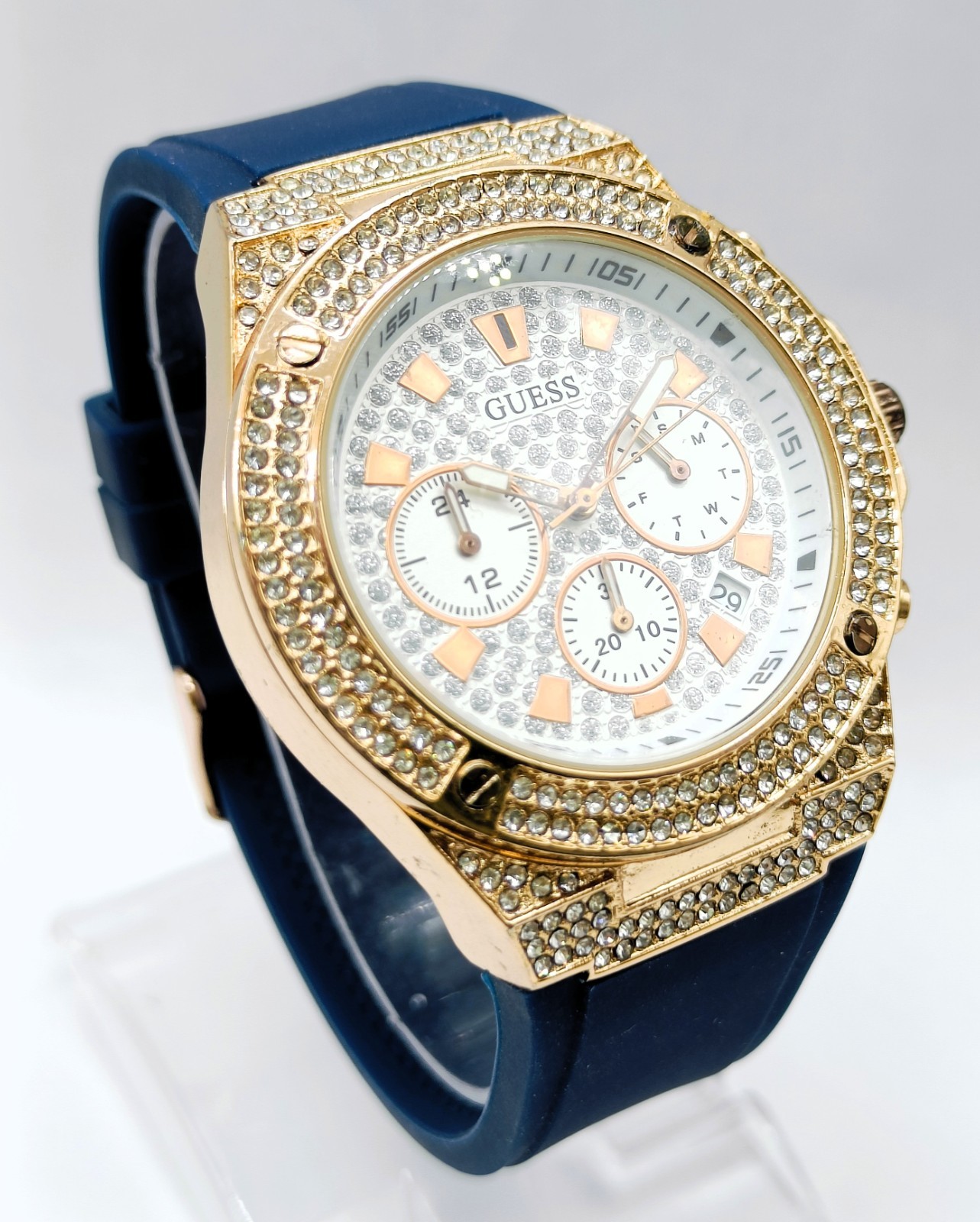 Awesome Guess Chronograph Date Indicator Quartz Analog Men’s Wrist Watch