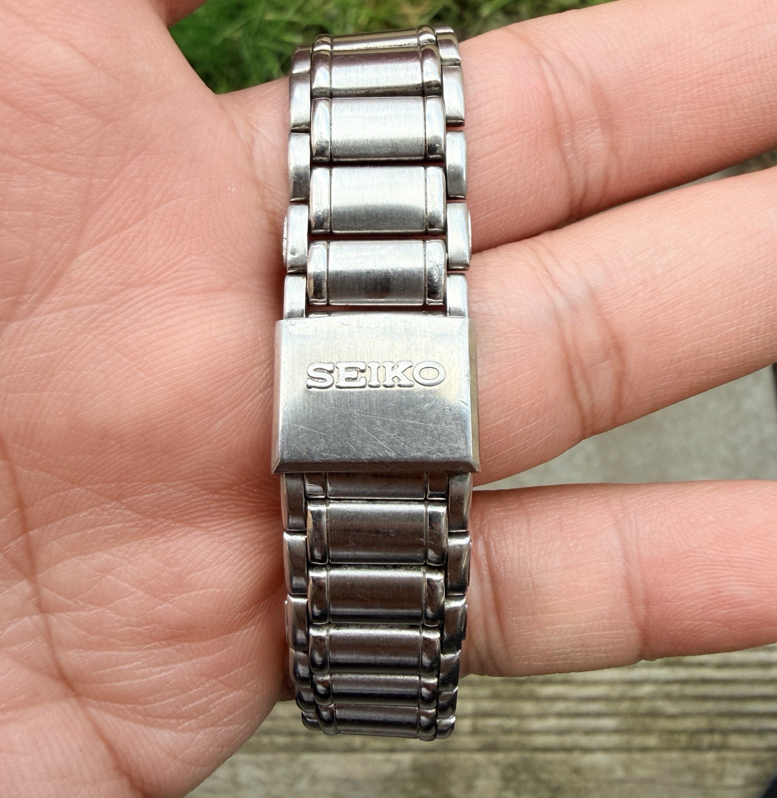 1999 Seiko Quartz SQ 5Y23-8B70 Vintage Day/Date Hobnail Dial