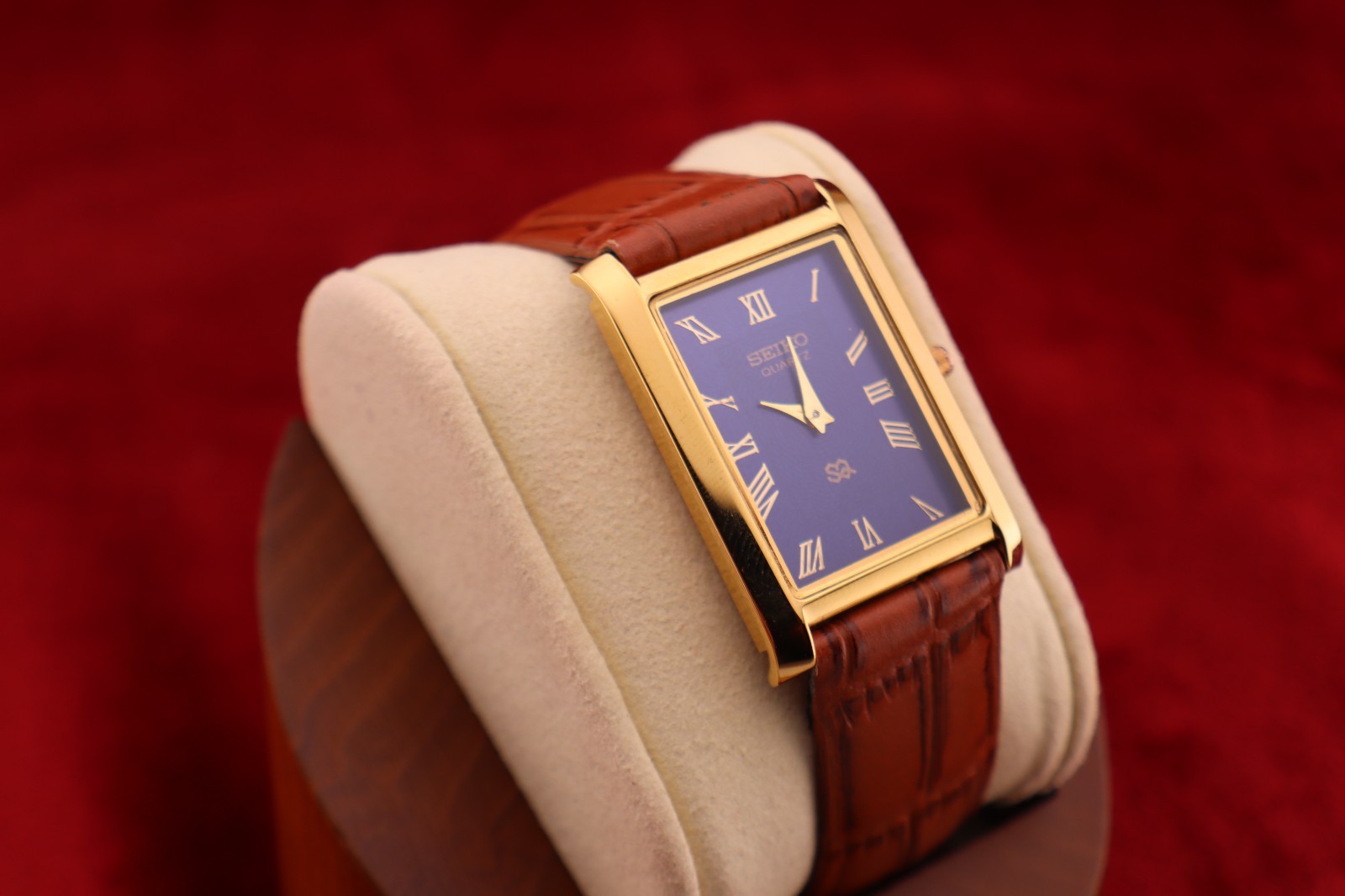 ⌚✨ Vintage Seiko Slim Quartz Gentlemen’s Blue Dial ,Light Brown Dress Watch