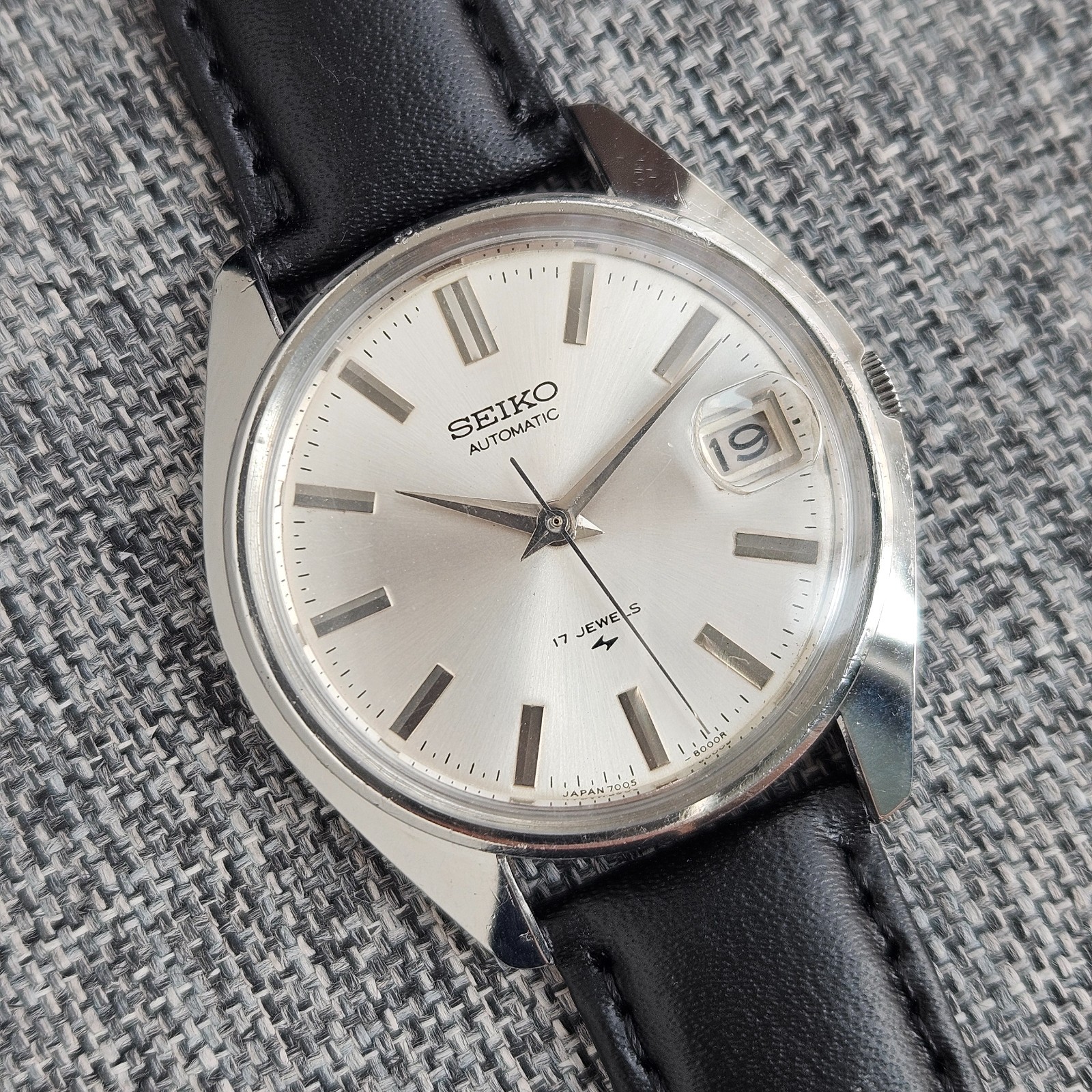 Vintage Seiko 7005-8000 Automatic 17 Jewels Silver Sunburst Dial Date Watch Japa